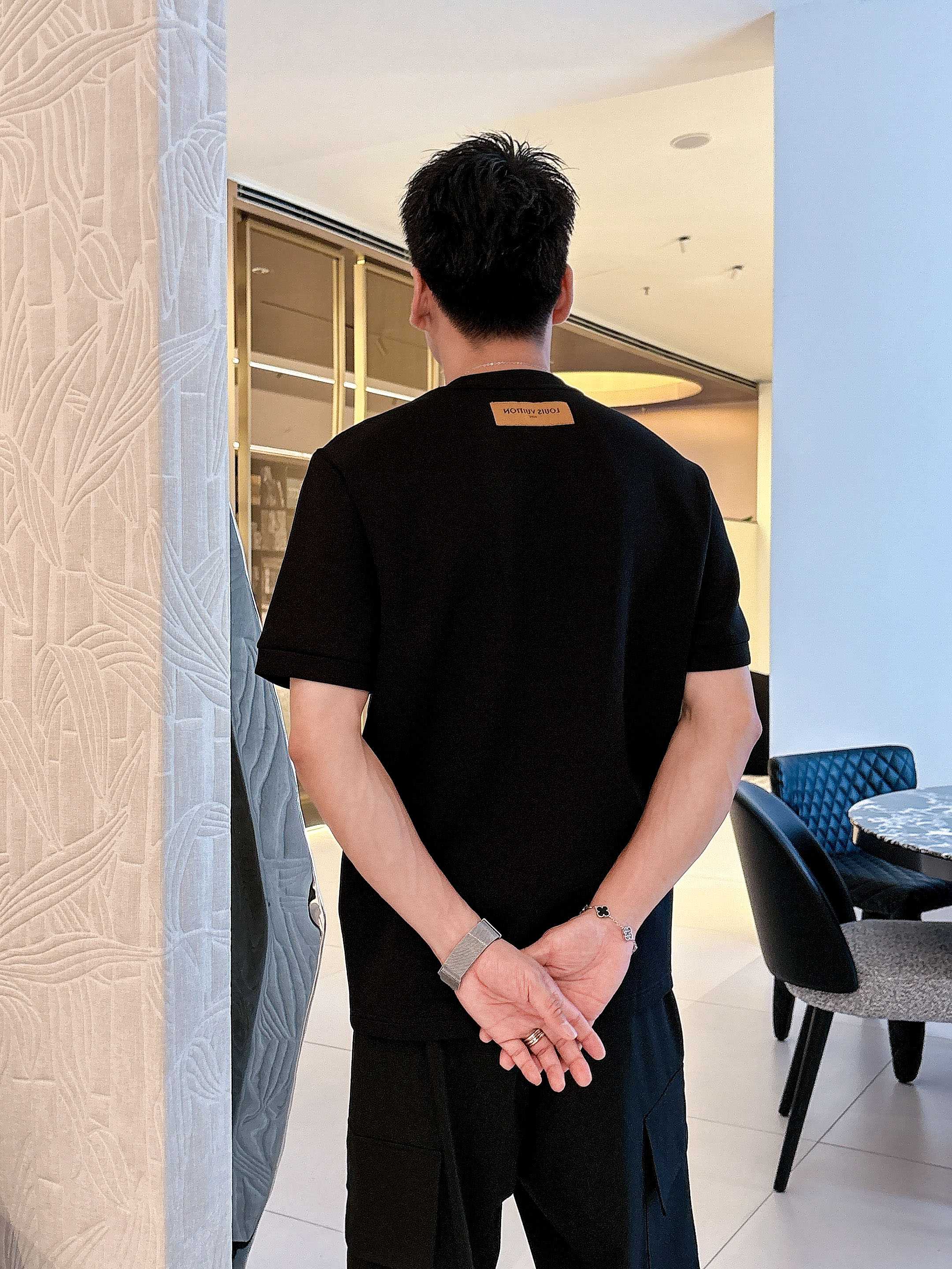 LV2025秋冬 圆领刺绣短袖T恤打底衫 元素性的Logo徽章凸显休闲时尚魅力,依然独领时尚风骚.内搭好