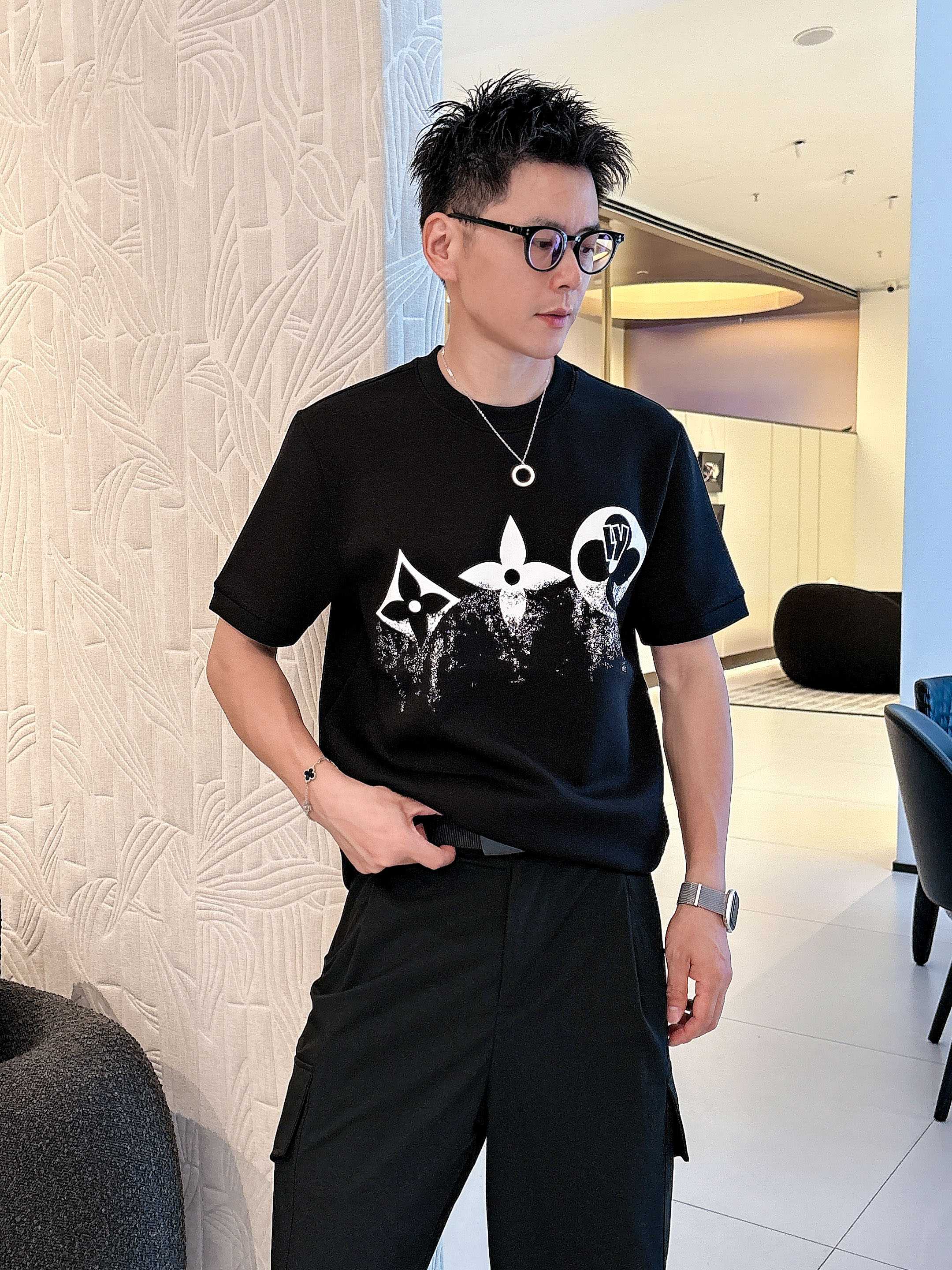 LV2025秋冬 圆领刺绣短袖T恤打底衫 元素性的Logo徽章凸显休闲时尚魅力,依然独领时尚风骚.内搭好