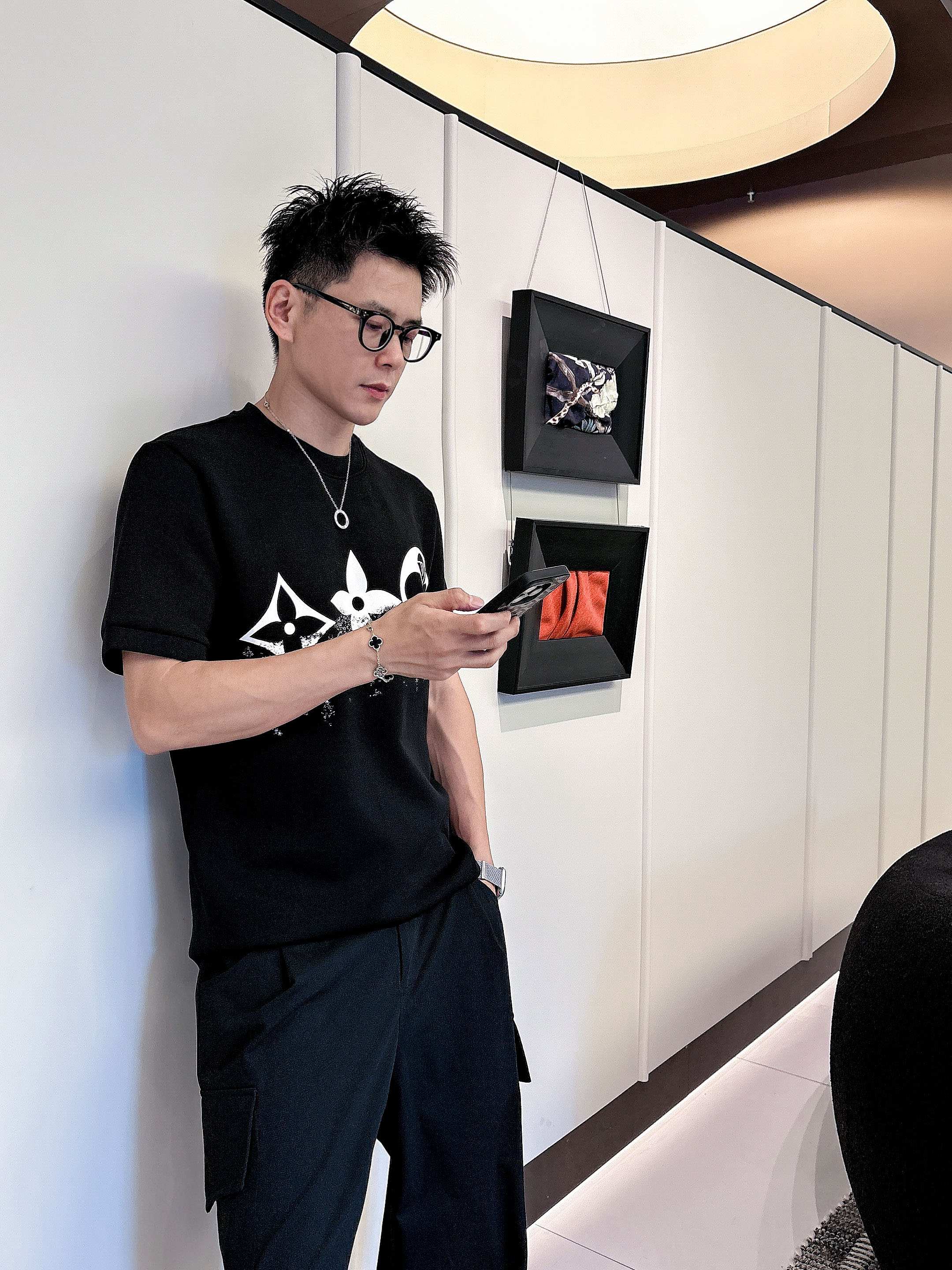 LV2025秋冬 圆领刺绣短袖T恤打底衫 元素性的Logo徽章凸显休闲时尚魅力,依然独领时尚风骚.内搭好