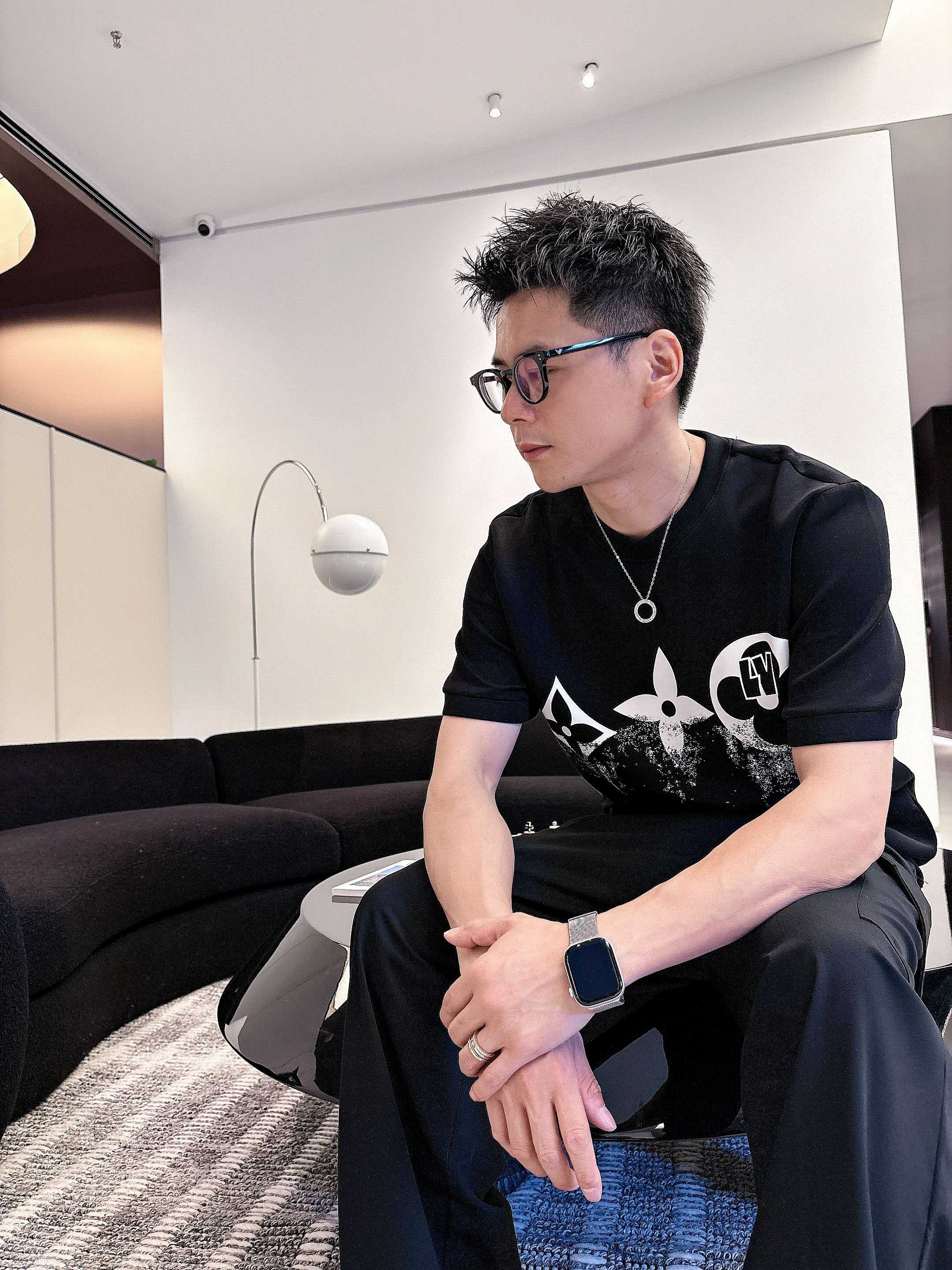 LV2025秋冬 圆领刺绣短袖T恤打底衫 元素性的Logo徽章凸显休闲时尚魅力,依然独领时尚风骚.内搭好