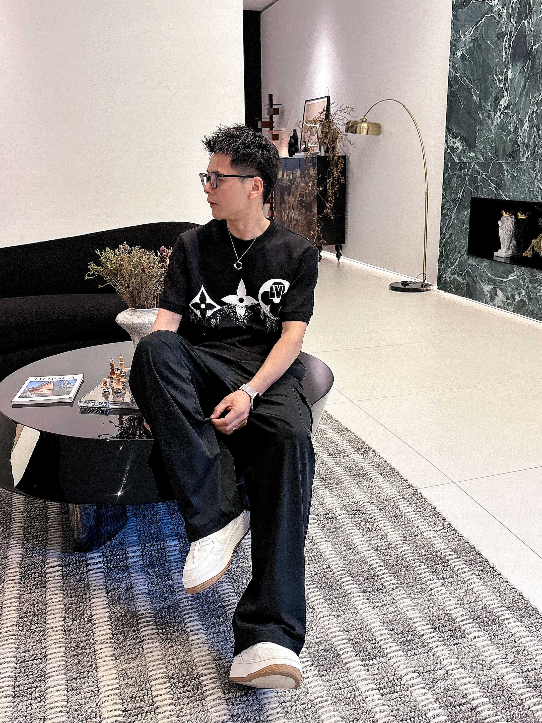 LV2025秋冬 圆领刺绣短袖T恤打底衫 元素性的Logo徽章凸显休闲时尚魅力,依然独领时尚风骚.内搭好