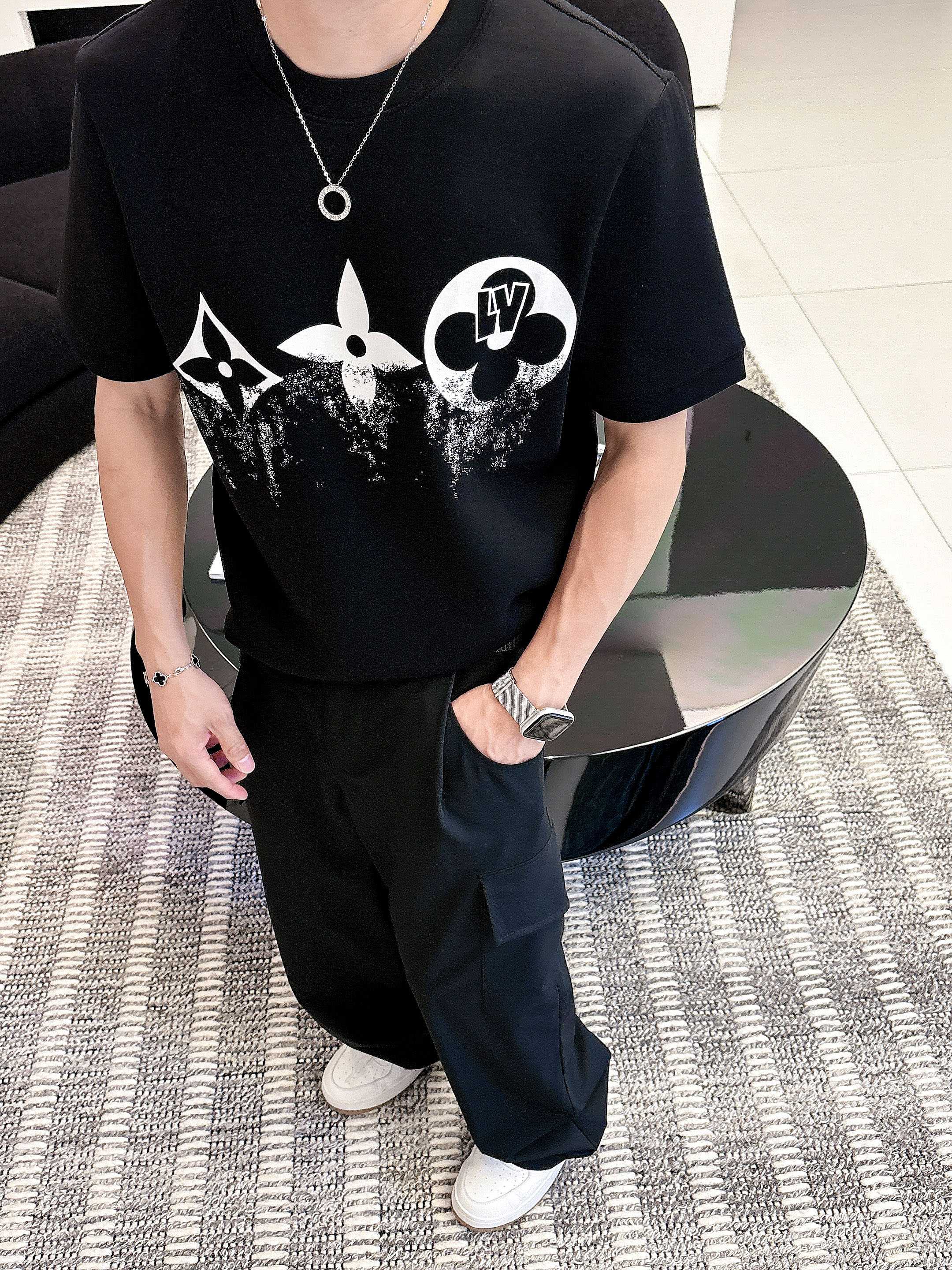 LV2025秋冬 圆领刺绣短袖T恤打底衫 元素性的Logo徽章凸显休闲时尚魅力,依然独领时尚风骚.内搭好