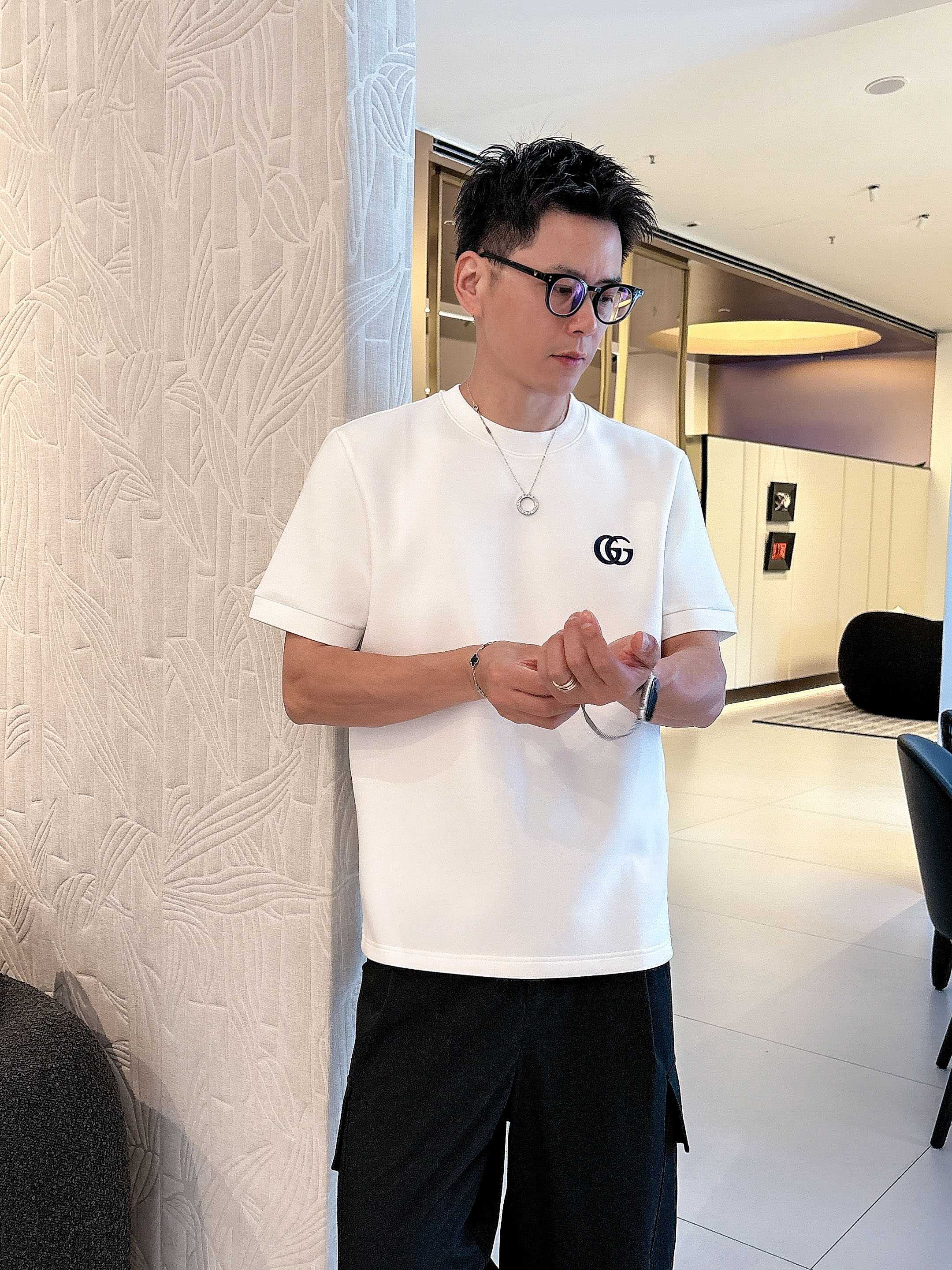 NO:515132,Gucci 2025 Autumn and Winter Round neck embroidered short-sleeved T-shirt base shirt Elemental Logo badge highlights the casual and fashionable charm, and is still unique in style. It is well equipped with a companion... Customer-supplied high-strength elastic knitted liquid ammonia air-layer fabric, flat and symmetrical knitted light and refreshing, soft and comfortable, and excellent breathability. Simple and unique charm. The straight-tailed version is more suitable for matching with various trendy and fashionable styles. It uses instrument embroidery, delicate and full texture, bringing a new experience for fashion sports and leisure. Color black white Size M-3XL AAA1,,gucci,T-shirt,tees,t-shirt,alexander wang19860909古驰 2025秋冬 圆领刺绣短袖T恤打底衫 元素性的Logo徽章凸显休闲时尚魅力,依然独领时尚风骚.内搭好伴侣… 客供高支弹力针织液氨空气层面料,平整匀称的针织轻薄清爽,柔软舒适,透气性极佳.简洁而富有独特魅力.直裁版型更为适合搭配各种潮流时尚造型. 采用器械刺绣,细腻饱满的质感突显,为时尚运动休闲带来全新体验. 颜色黑色 白色 尺码 M-3XL AAA1,,gucci,T-shirt,tees，t-shirt,alexander wang,Men's clothing