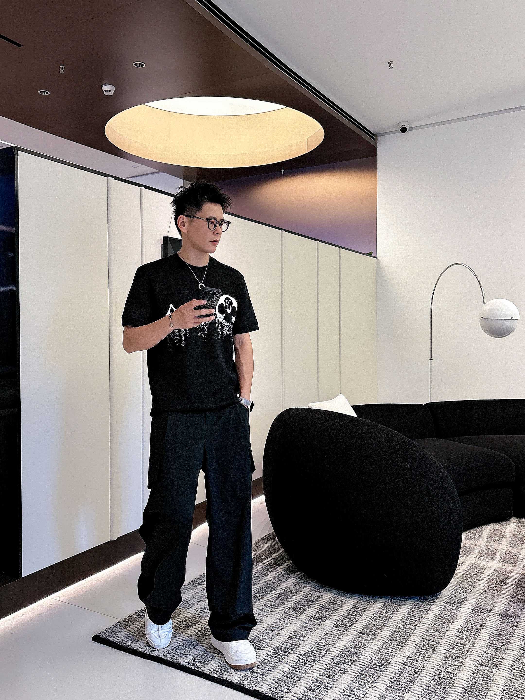 LV2025秋冬 圆领刺绣短袖T恤打底衫 元素性的Logo徽章凸显休闲时尚魅力,依然独领时尚风骚.内搭好