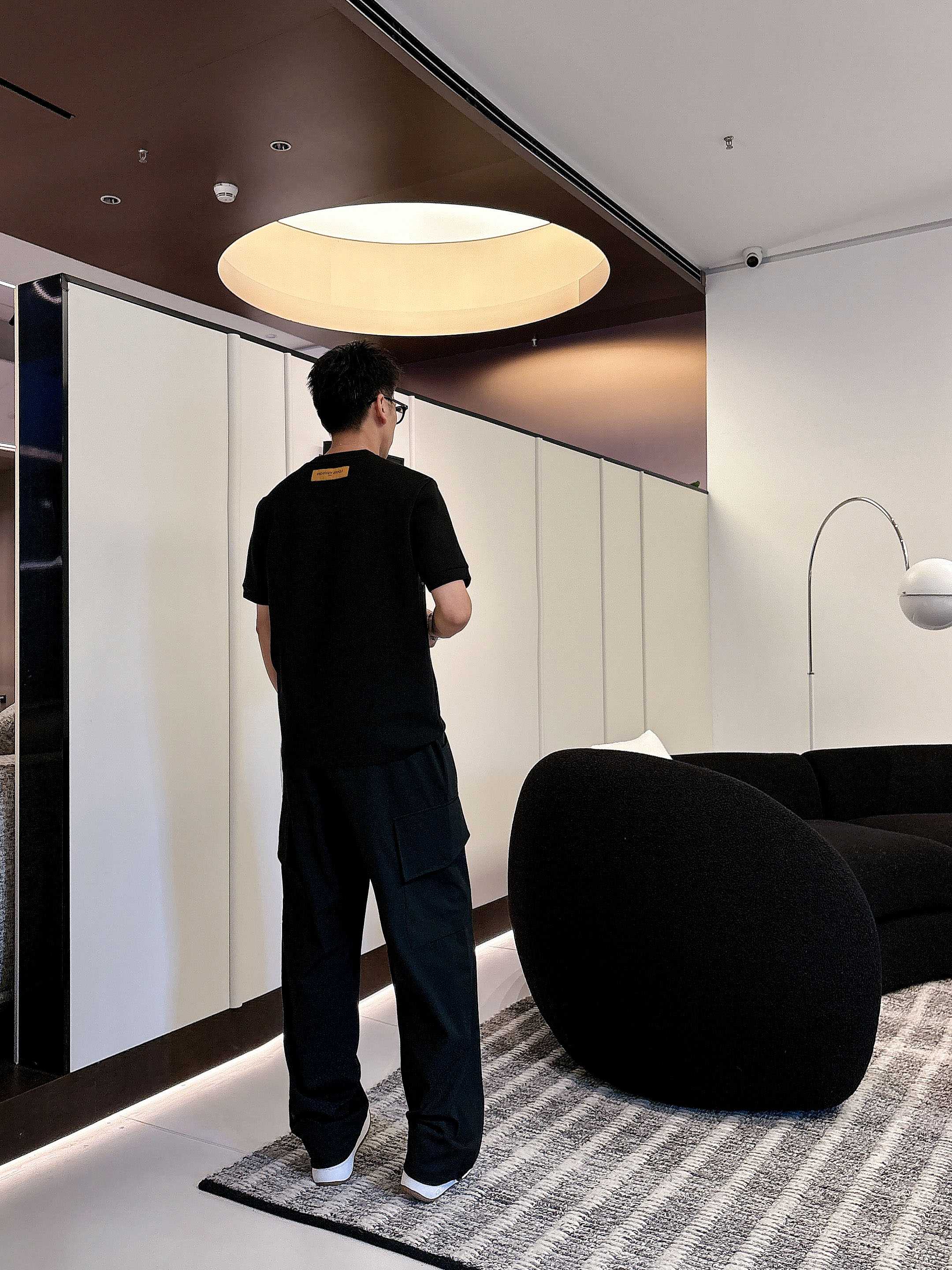 LV2025秋冬 圆领刺绣短袖T恤打底衫 元素性的Logo徽章凸显休闲时尚魅力,依然独领时尚风骚.内搭好