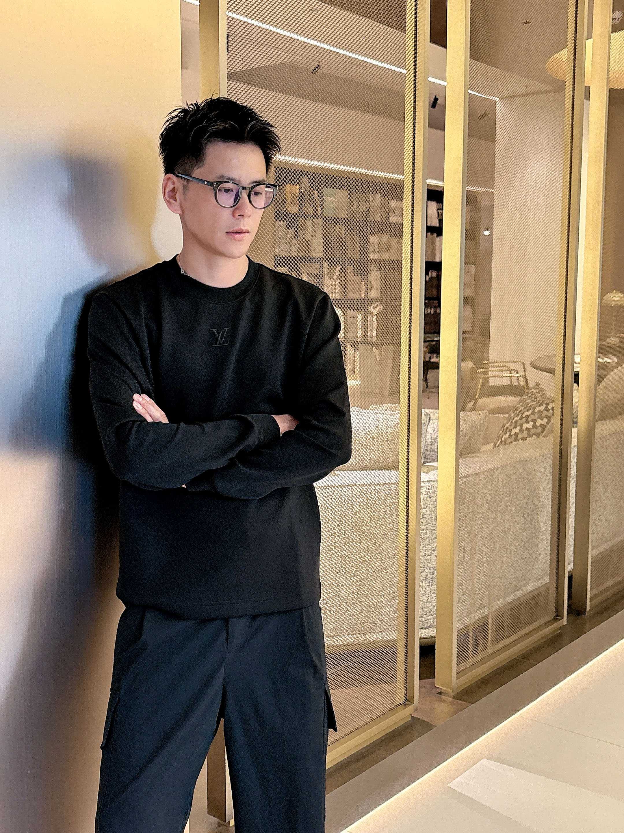 NO:515116,LV 2025 autumn and winter counter new style, fashionable and casual base shirt, long-sleeved T-shirt, selected imported high-density double-sided cotton fabric, exquisite original logo, excellent comfort and breathability, excellent soft, wrinkle-resistant elasticity and drooping. Whether worn alone or in the inner wear, it is very handsome, which conforms to the practical dressing habits of men, pursues luxury, noble and elegant style, and creates extraordinary men's taste. The visual effect is very good, the grade is extremely high, simple and fashionable, and a must-have choice for casual business!  Code number M-3XL AAA1, louis vuitton,tees,t-shirt,alexander wang19860909LV 2025秋冬专柜新款 时尚休闲打底衫长袖T恤,精选进口高密度双面拉架棉面料,精致原版logo打造,舒适性与透气性兼优,柔软抗皱弹性和垂性极佳,无论是单穿或是内搭都是帅气十足,吻合了男性实用穿衣习惯,追求奢华高贵优雅风范,打造不凡男士品味,视觉效果非常赞,档次极高,简约时尚,休闲商务必备之选！ 码数M-3XL AAA1,,louis vuitton,tees，t-shirt,alexander wang,Men's clothing