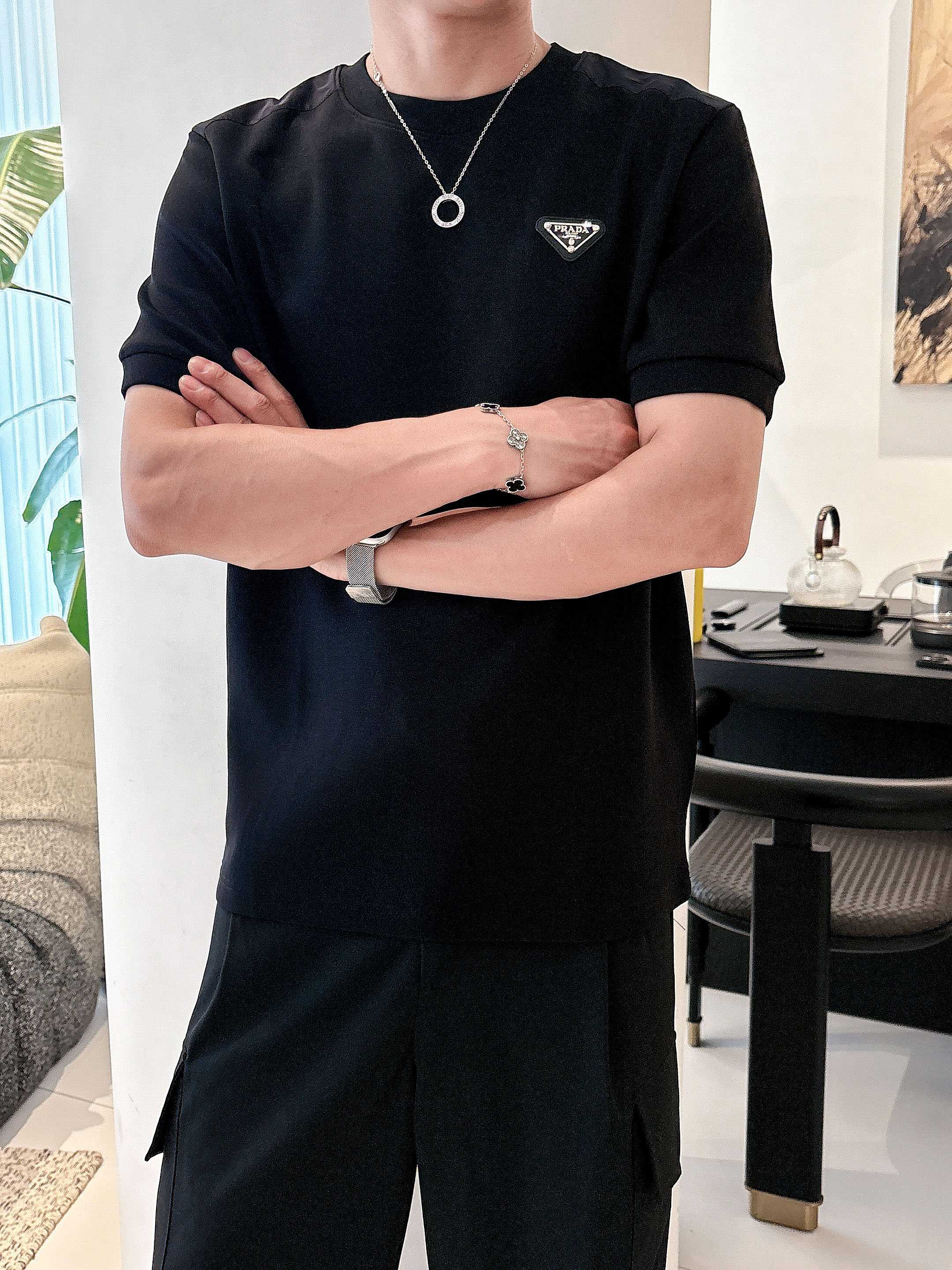 NO:515134,Prada 2025 Autumn and Winter Round neck embroidered short-sleeved T-shirt base shirt Elemental Logo badge highlights the casual and fashionable charm, and is still unique in style. It is well equipped with a companion... Customer-supplied high-strength elastic knitted liquid ammonia air-layer fabric, flat and symmetrical knitted light and refreshing, soft and comfortable, and excellent breathability. Simple and unique charm. The straight-cut style is more suitable for matching with various trendy and fashionable styles. It uses instrument embroidery, delicate and full texture, bringing a new experience for fashion sports and leisure. Color black white Size M-3XL AAA1,,prada,T-shirt,tees,t-shirt,alexander wang19860909普拉达 2025秋冬 圆领刺绣短袖T恤打底衫 元素性的Logo徽章凸显休闲时尚魅力,依然独领时尚风骚.内搭好伴侣… 客供高支弹力针织液氨空气层面料,平整匀称的针织轻薄清爽,柔软舒适,透气性极佳.简洁而富有独特魅力.直裁版型更为适合搭配各种潮流时尚造型. 采用器械刺绣,细腻饱满的质感突显,为时尚运动休闲带来全新体验. 颜色黑色 白色 尺码 M-3XL AAA1,,prada,T-shirt,tees，t-shirt,alexander wang,Men's clothing