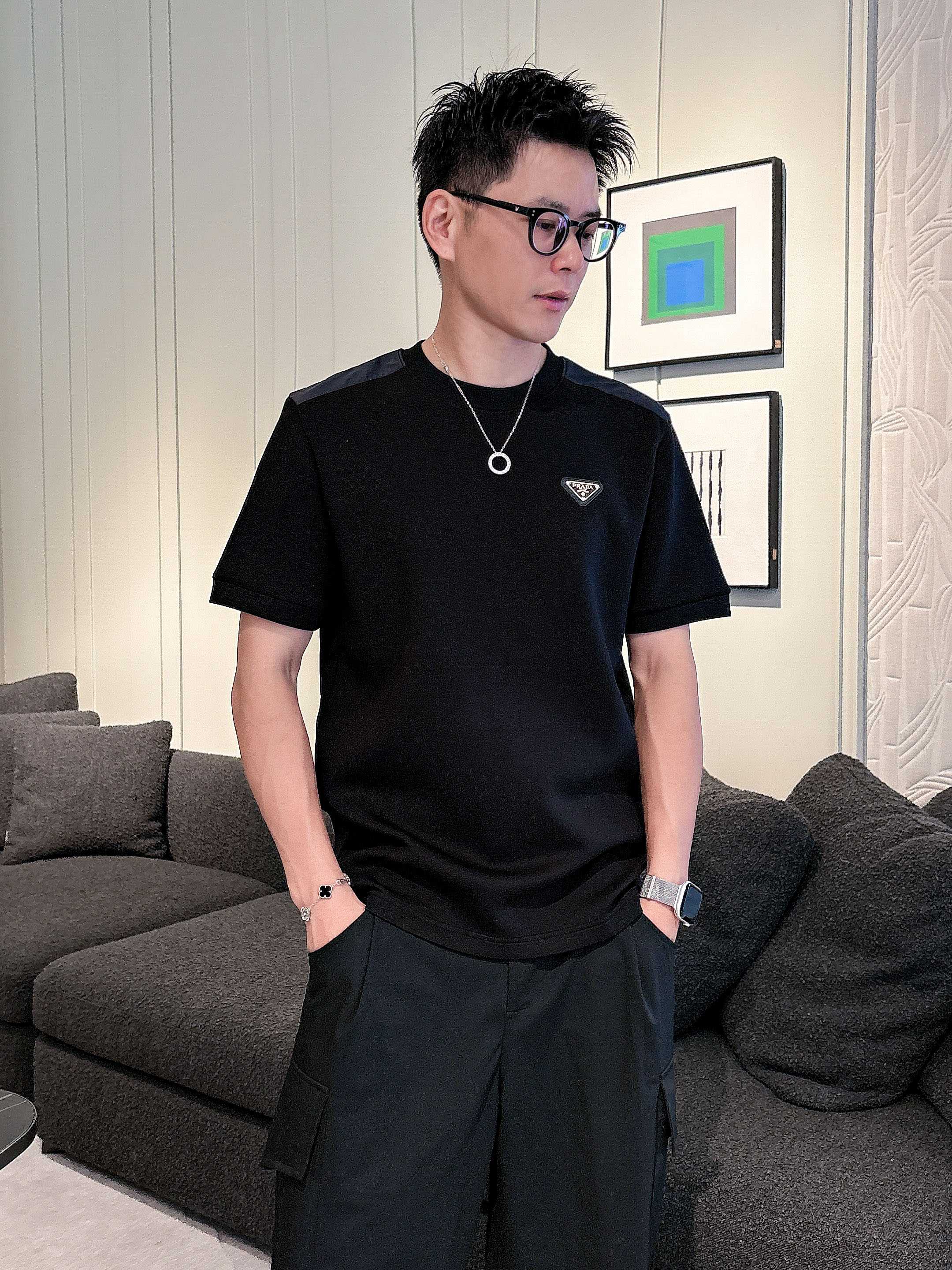 普拉达2025秋冬 圆领刺绣短袖T恤打底衫 元素性的Logo徽章凸显休闲时尚魅力,依然独领时尚风骚.内搭