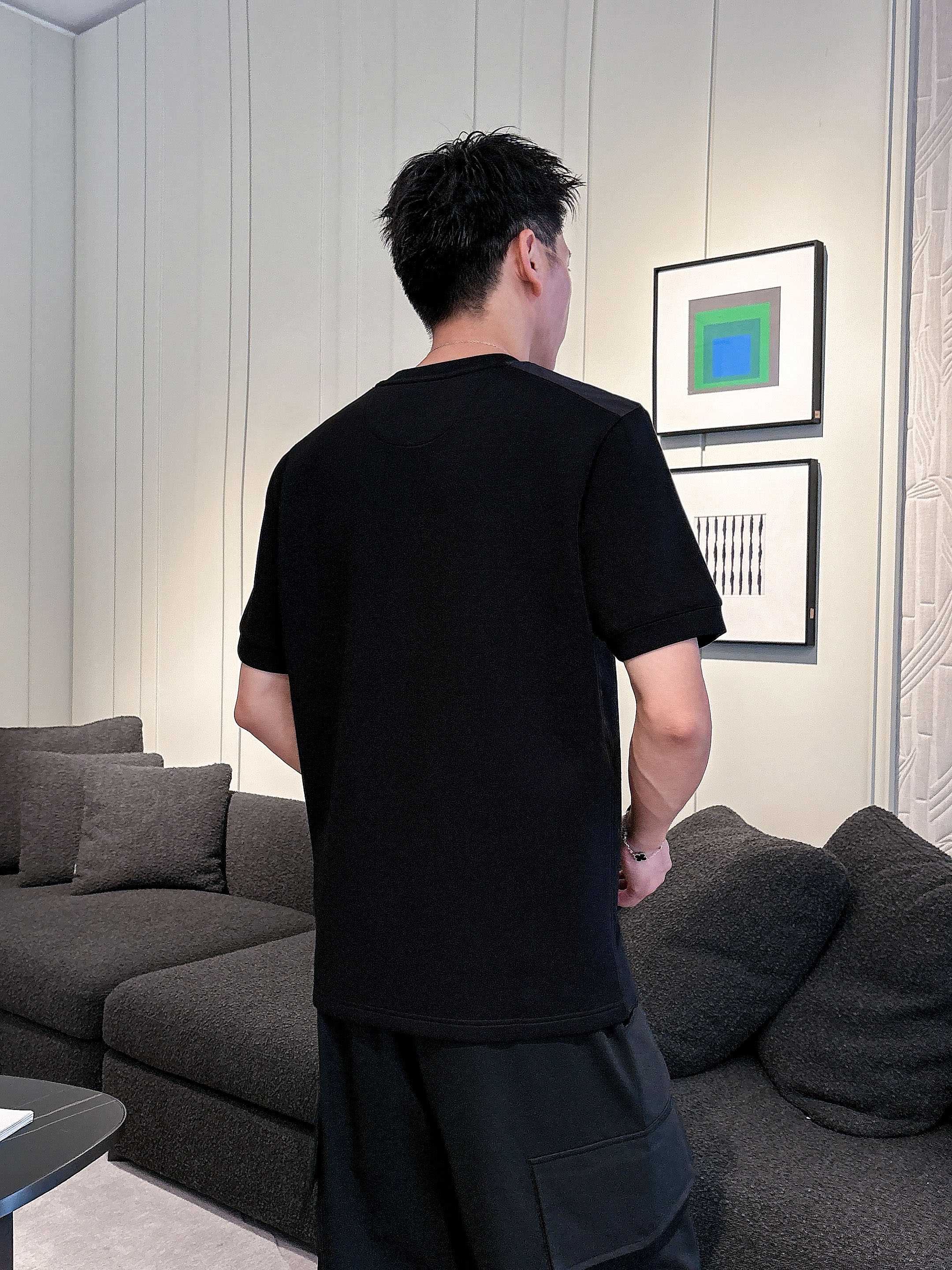 普拉达2025秋冬 圆领刺绣短袖T恤打底衫 元素性的Logo徽章凸显休闲时尚魅力,依然独领时尚风骚.内搭