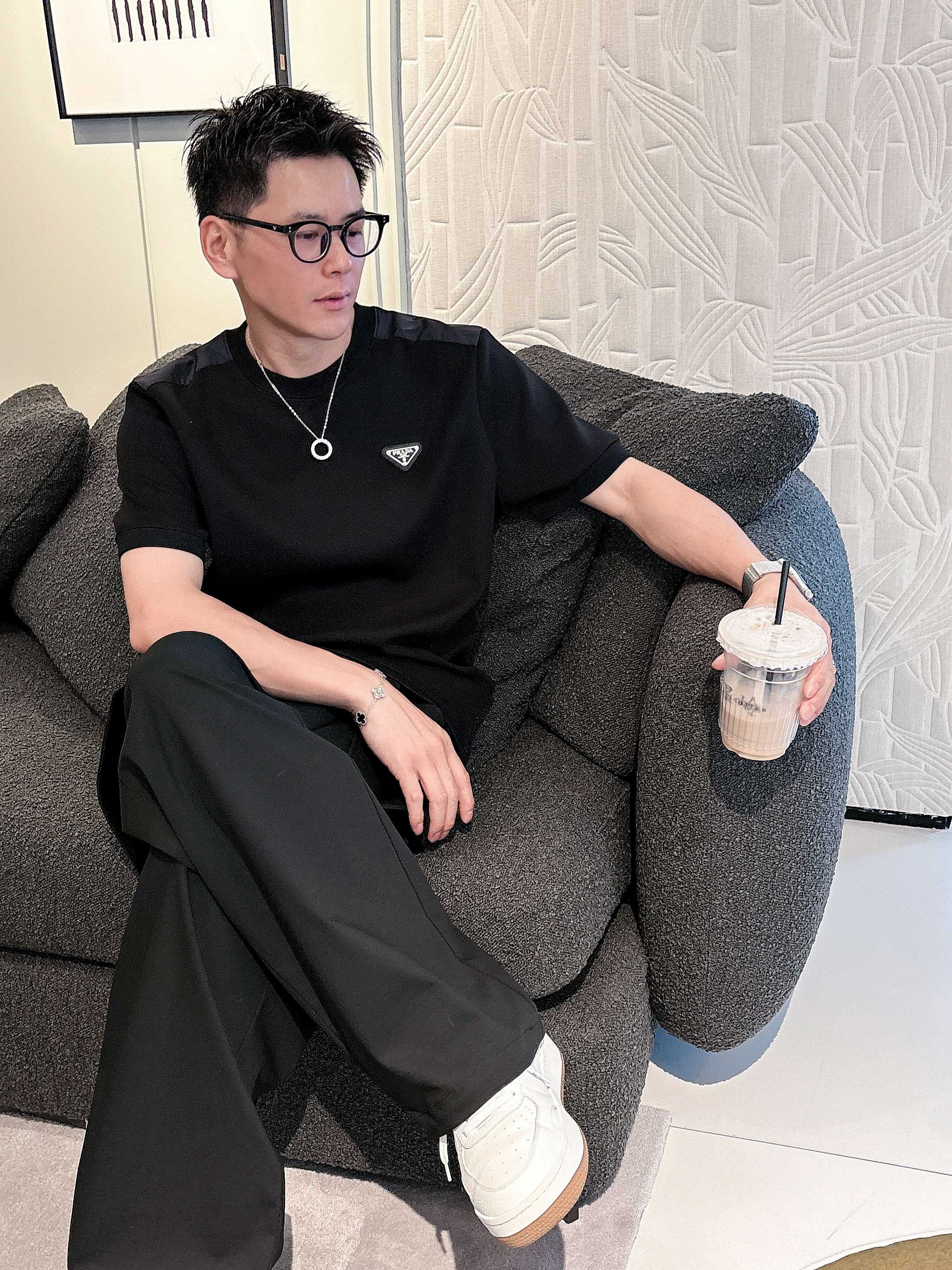 普拉达2025秋冬 圆领刺绣短袖T恤打底衫 元素性的Logo徽章凸显休闲时尚魅力,依然独领时尚风骚.内搭