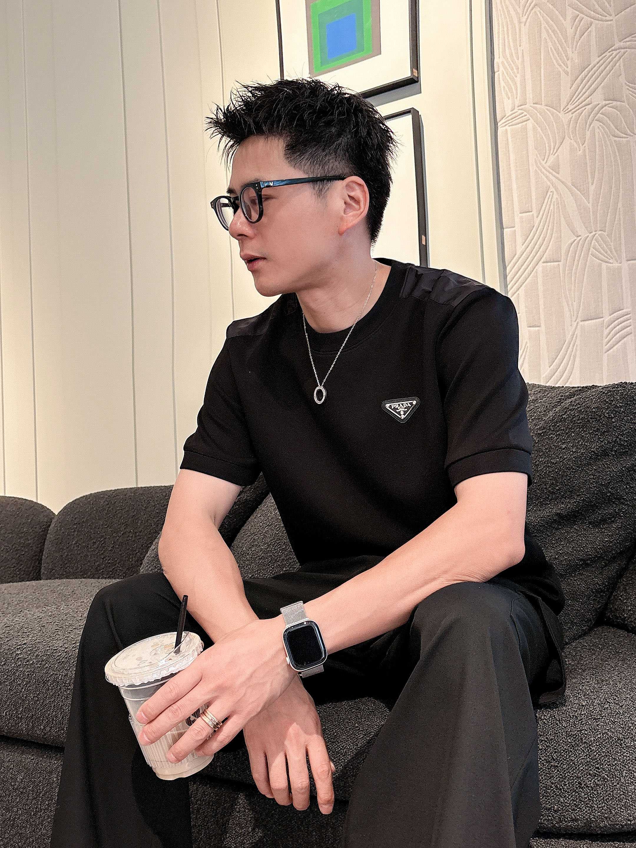 普拉达2025秋冬 圆领刺绣短袖T恤打底衫 元素性的Logo徽章凸显休闲时尚魅力,依然独领时尚风骚.内搭