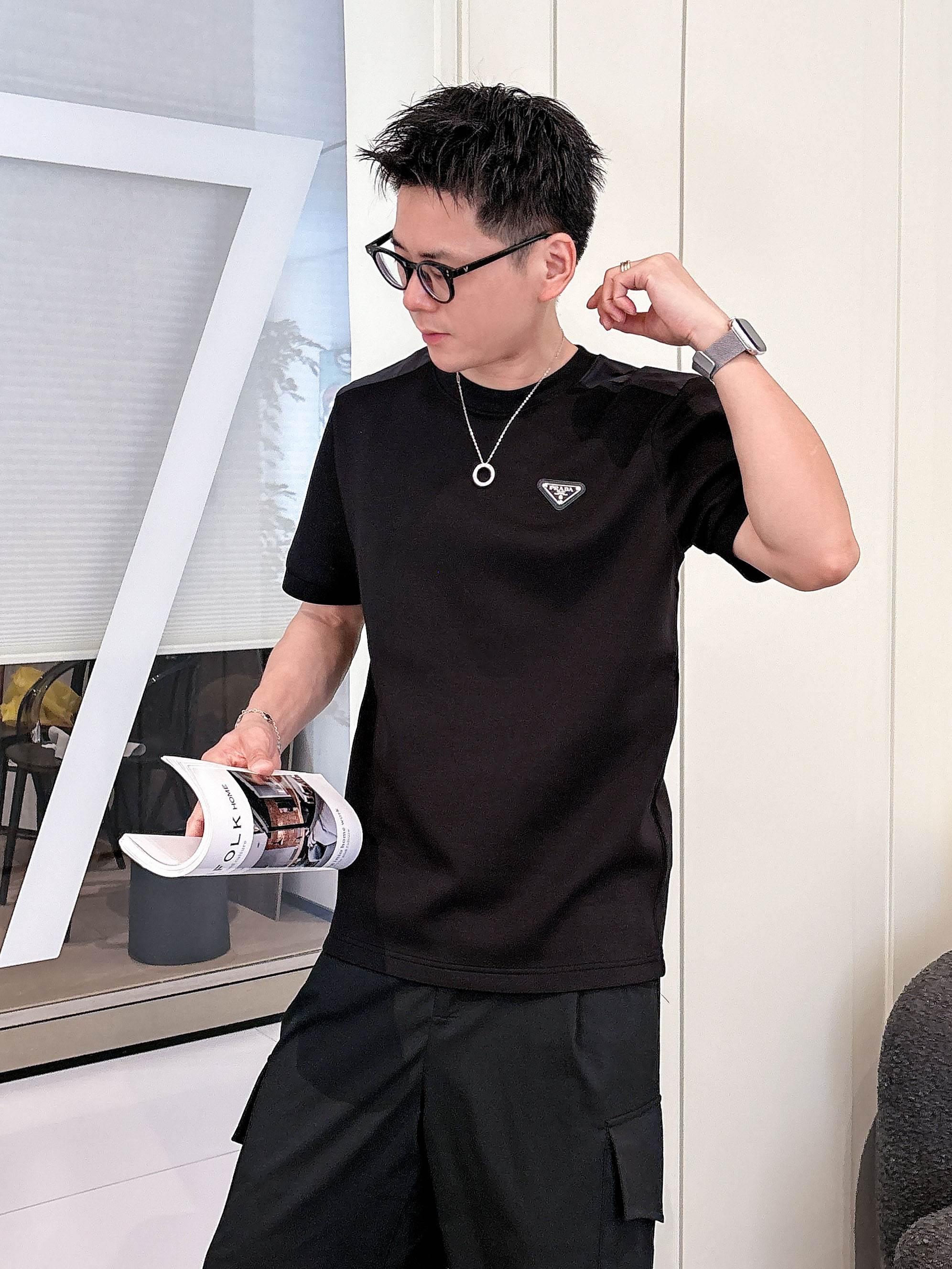 普拉达2025秋冬 圆领刺绣短袖T恤打底衫 元素性的Logo徽章凸显休闲时尚魅力,依然独领时尚风骚.内搭