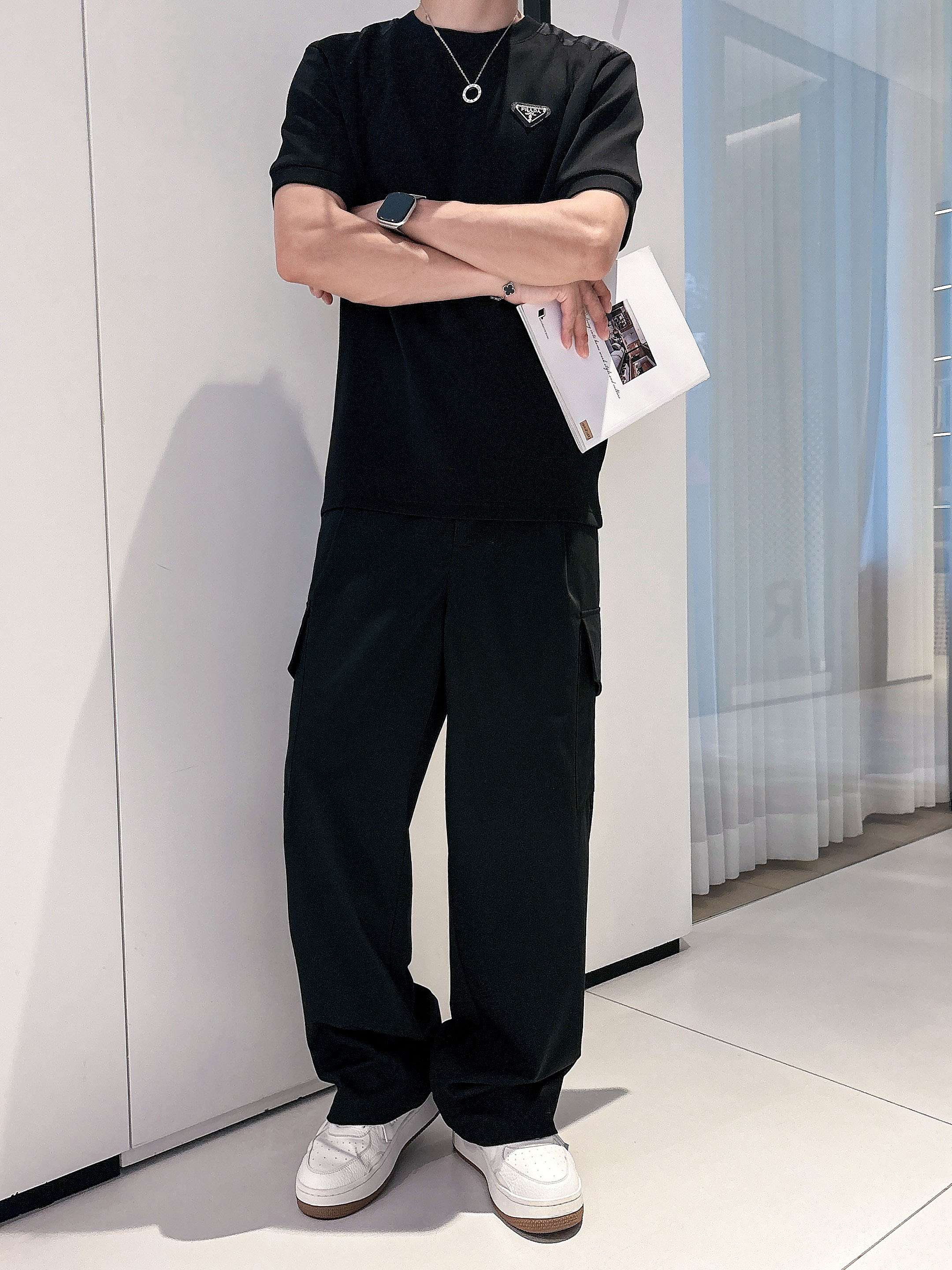 普拉达2025秋冬 圆领刺绣短袖T恤打底衫 元素性的Logo徽章凸显休闲时尚魅力,依然独领时尚风骚.内搭