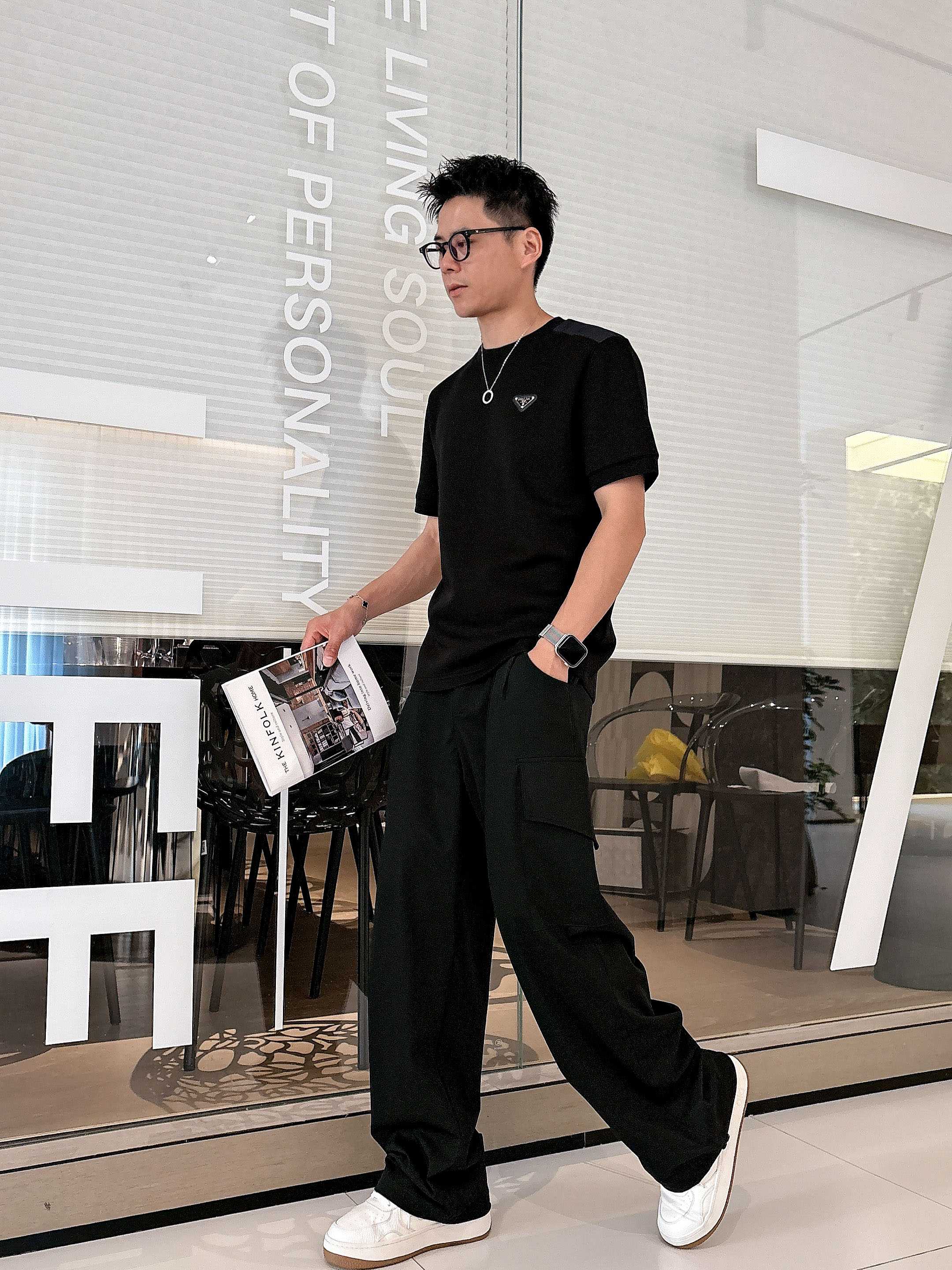 普拉达2025秋冬 圆领刺绣短袖T恤打底衫 元素性的Logo徽章凸显休闲时尚魅力,依然独领时尚风骚.内搭