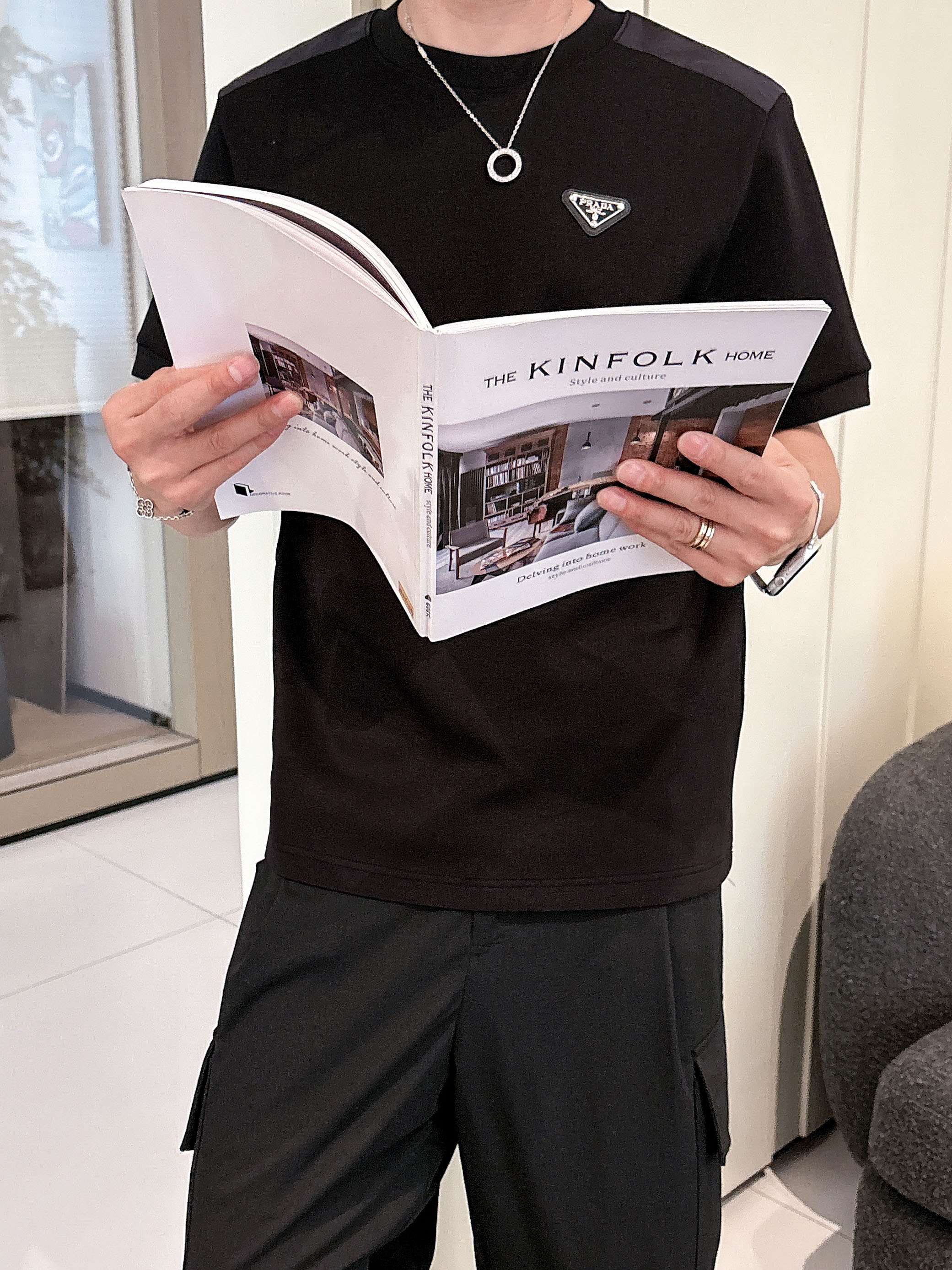 普拉达2025秋冬 圆领刺绣短袖T恤打底衫 元素性的Logo徽章凸显休闲时尚魅力,依然独领时尚风骚.内搭