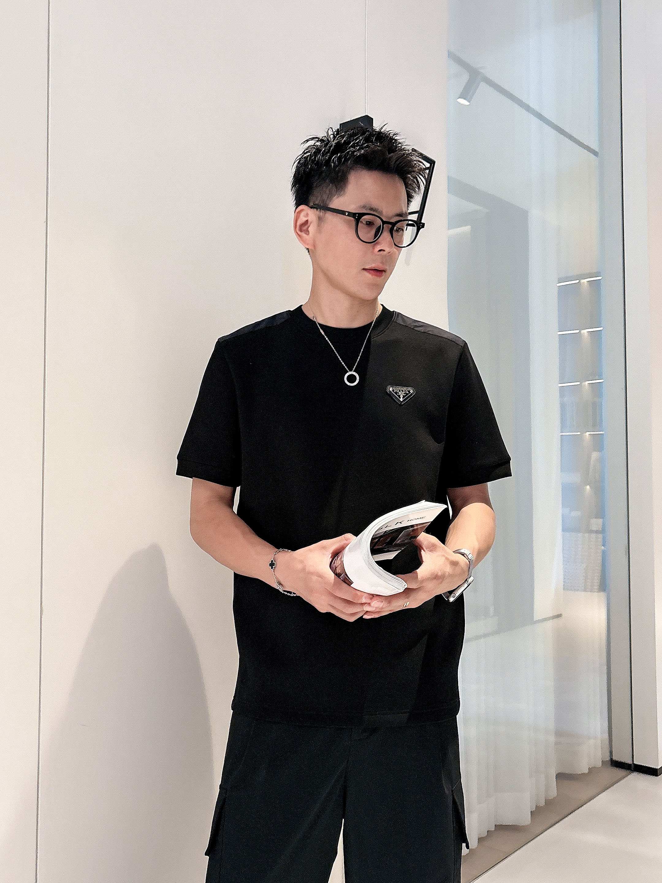 普拉达2025秋冬 圆领刺绣短袖T恤打底衫 元素性的Logo徽章凸显休闲时尚魅力,依然独领时尚风骚.内搭