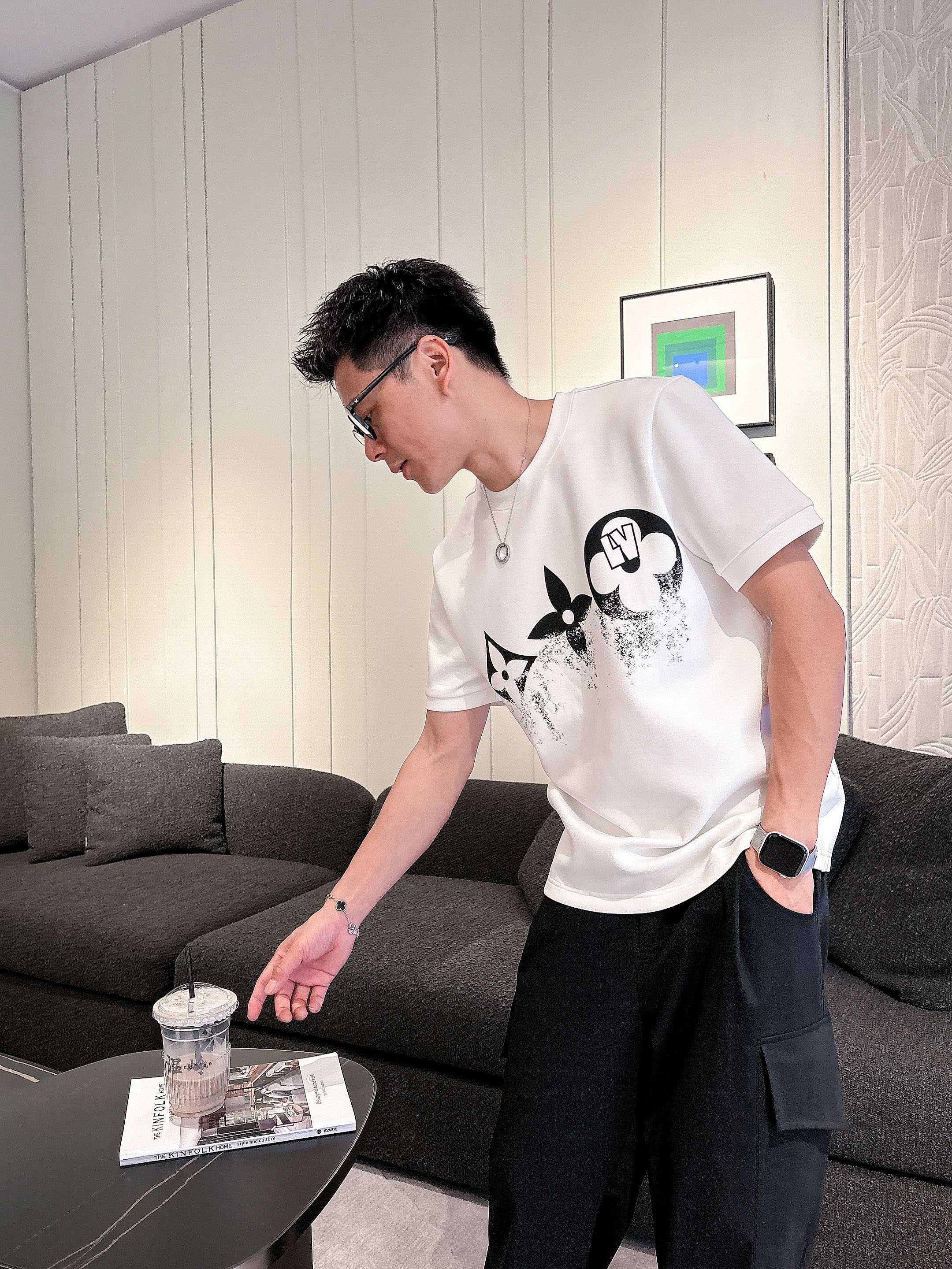 LV2025秋冬 圆领刺绣短袖T恤打底衫 元素性的Logo徽章凸显休闲时尚魅力,依然独领时尚风骚.内搭好