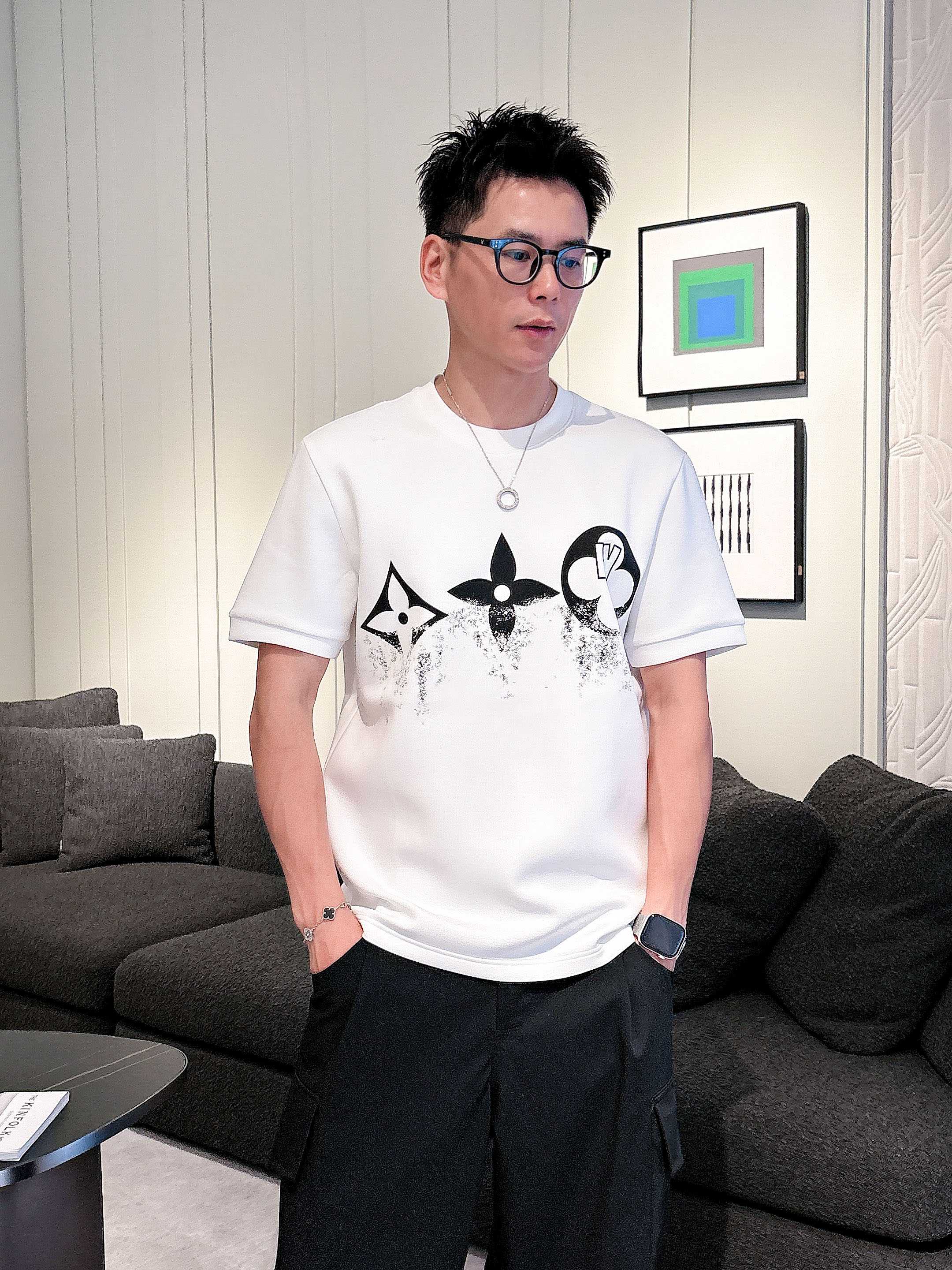 NO:515117,LV 2025 Autumn and Winter Round neck embroidered short-sleeved T-shirt base shirt Elemental Logo badge highlights the casual and fashionable charm, and is still unique in style. It is fitted with a companion inside... Customer-supplied high-strength elastic knitted liquid ammonia air-layer fabric, flat and symmetrical knitted light and refreshing, soft and comfortable, and excellent breathability. Simple and unique charm. The straight-cut style is more suitable for matching with various trendy and fashionable styles. It uses instrument embroidery, delicate and full texture, bringing a new experience for fashion sports and leisure. Color black white Size M-3XL AAA1,,louis vuitton,T-shirt,tees,t-shirt,alexander wang19860909LV 2025秋冬 圆领刺绣短袖T恤打底衫 元素性的Logo徽章凸显休闲时尚魅力,依然独领时尚风骚.内搭好伴侣… 客供高支弹力针织液氨空气层面料,平整匀称的针织轻薄清爽,柔软舒适,透气性极佳.简洁而富有独特魅力.直裁版型更为适合搭配各种潮流时尚造型. 采用器械刺绣,细腻饱满的质感突显,为时尚运动休闲带来全新体验. 颜色黑色 白色 尺码 M-3XL AAA1,,louis vuitton,T-shirt,tees，t-shirt,alexander wang,Men's clothing