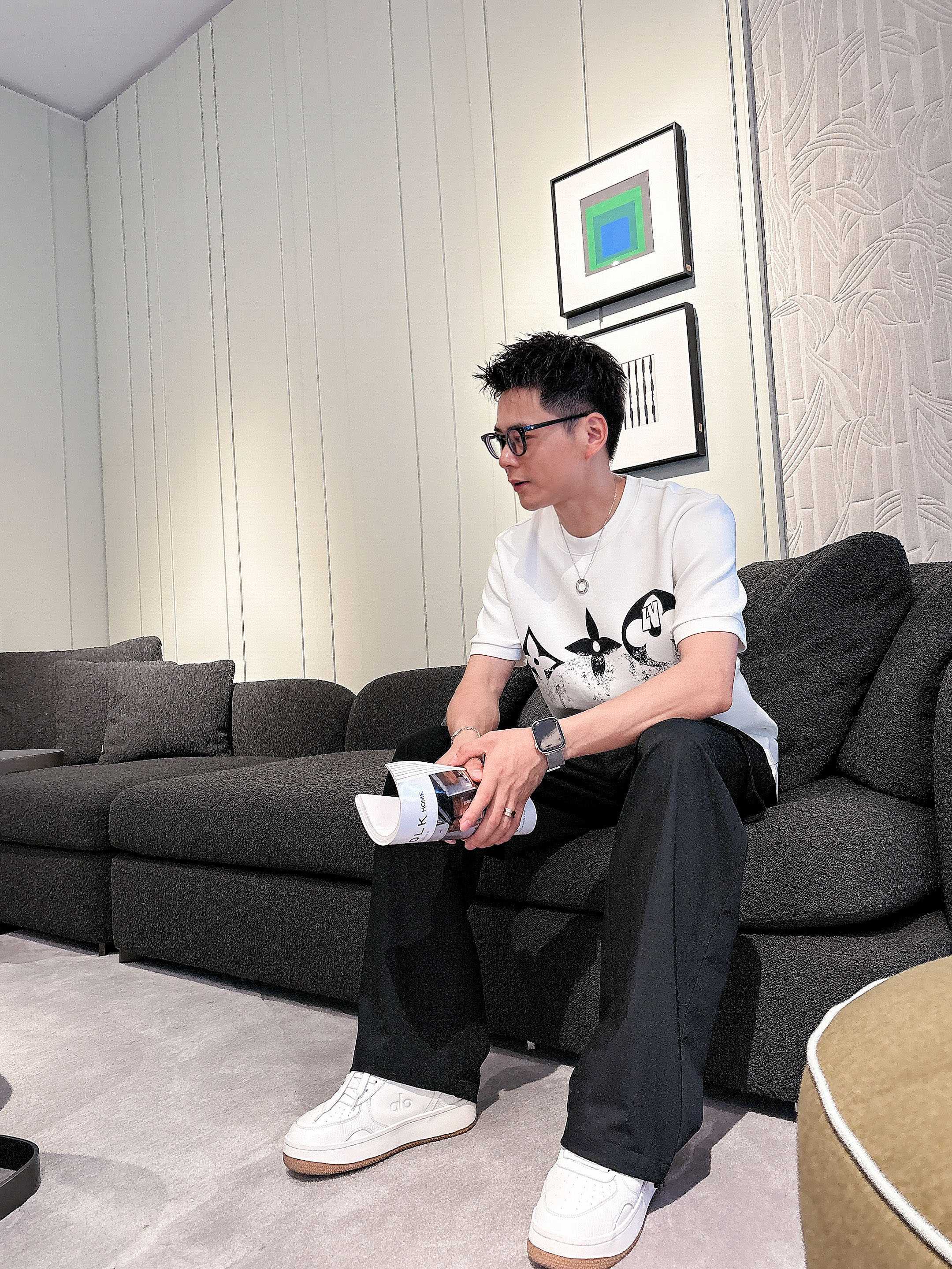 LV2025秋冬 圆领刺绣短袖T恤打底衫 元素性的Logo徽章凸显休闲时尚魅力,依然独领时尚风骚.内搭好