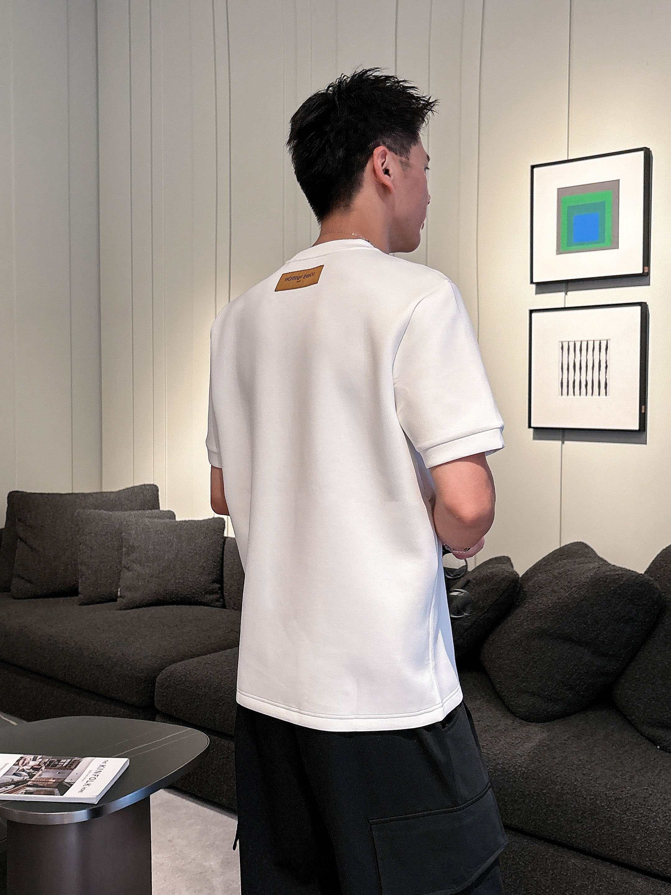 LV2025秋冬 圆领刺绣短袖T恤打底衫 元素性的Logo徽章凸显休闲时尚魅力,依然独领时尚风骚.内搭好