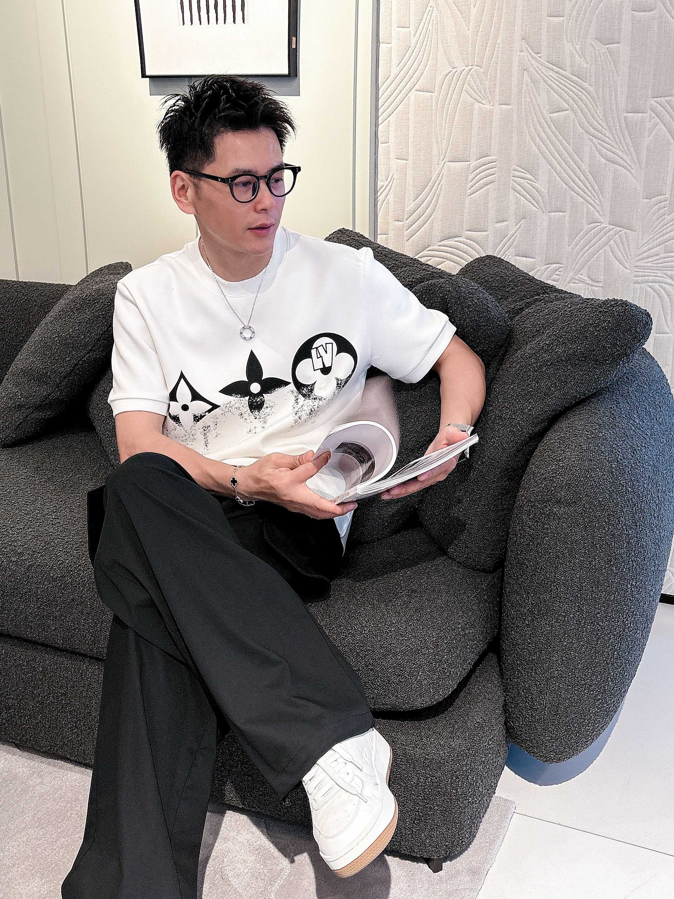 LV2025秋冬 圆领刺绣短袖T恤打底衫 元素性的Logo徽章凸显休闲时尚魅力,依然独领时尚风骚.内搭好