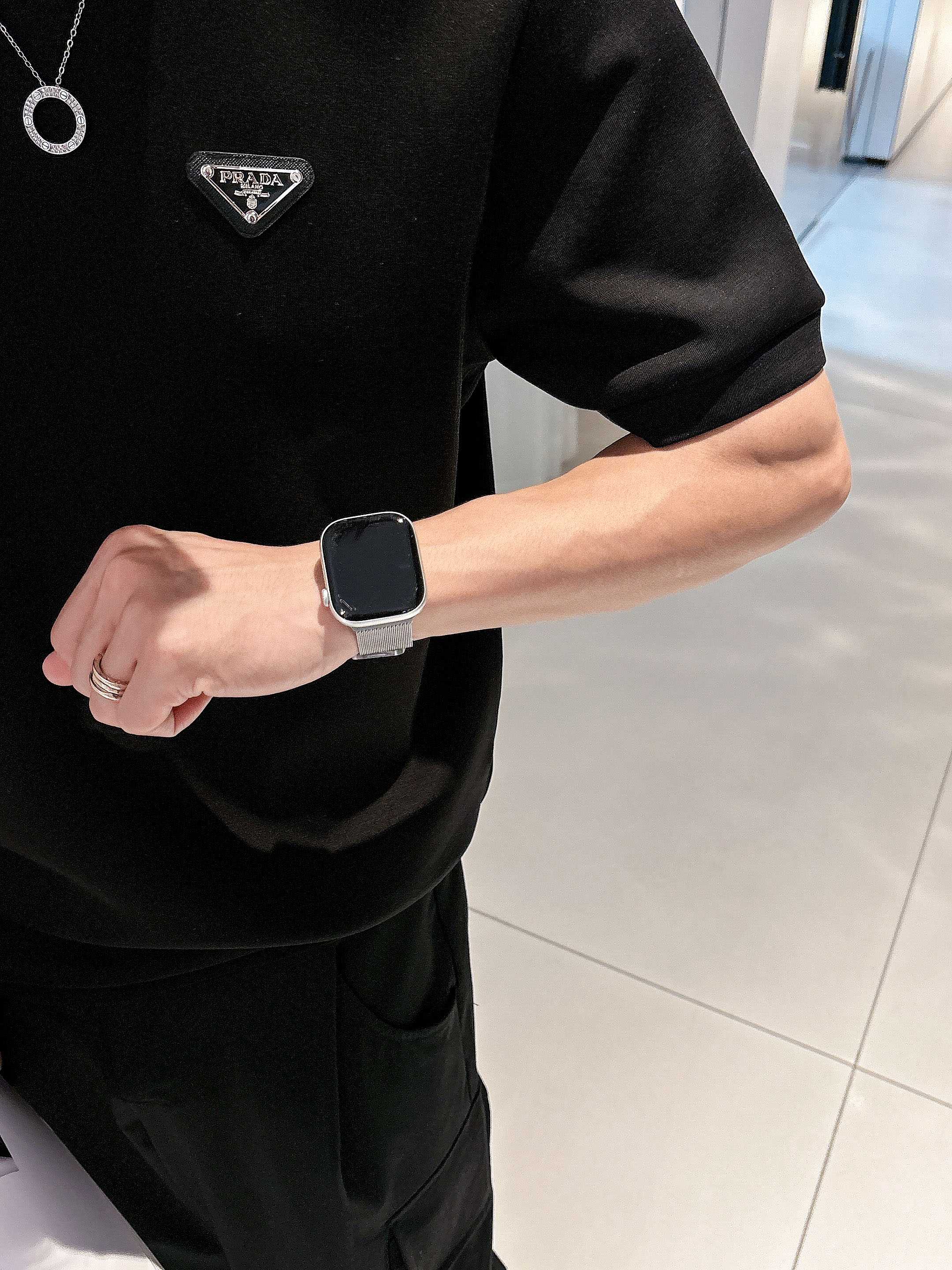 普拉达2025秋冬 圆领刺绣短袖T恤打底衫 元素性的Logo徽章凸显休闲时尚魅力,依然独领时尚风骚.内搭