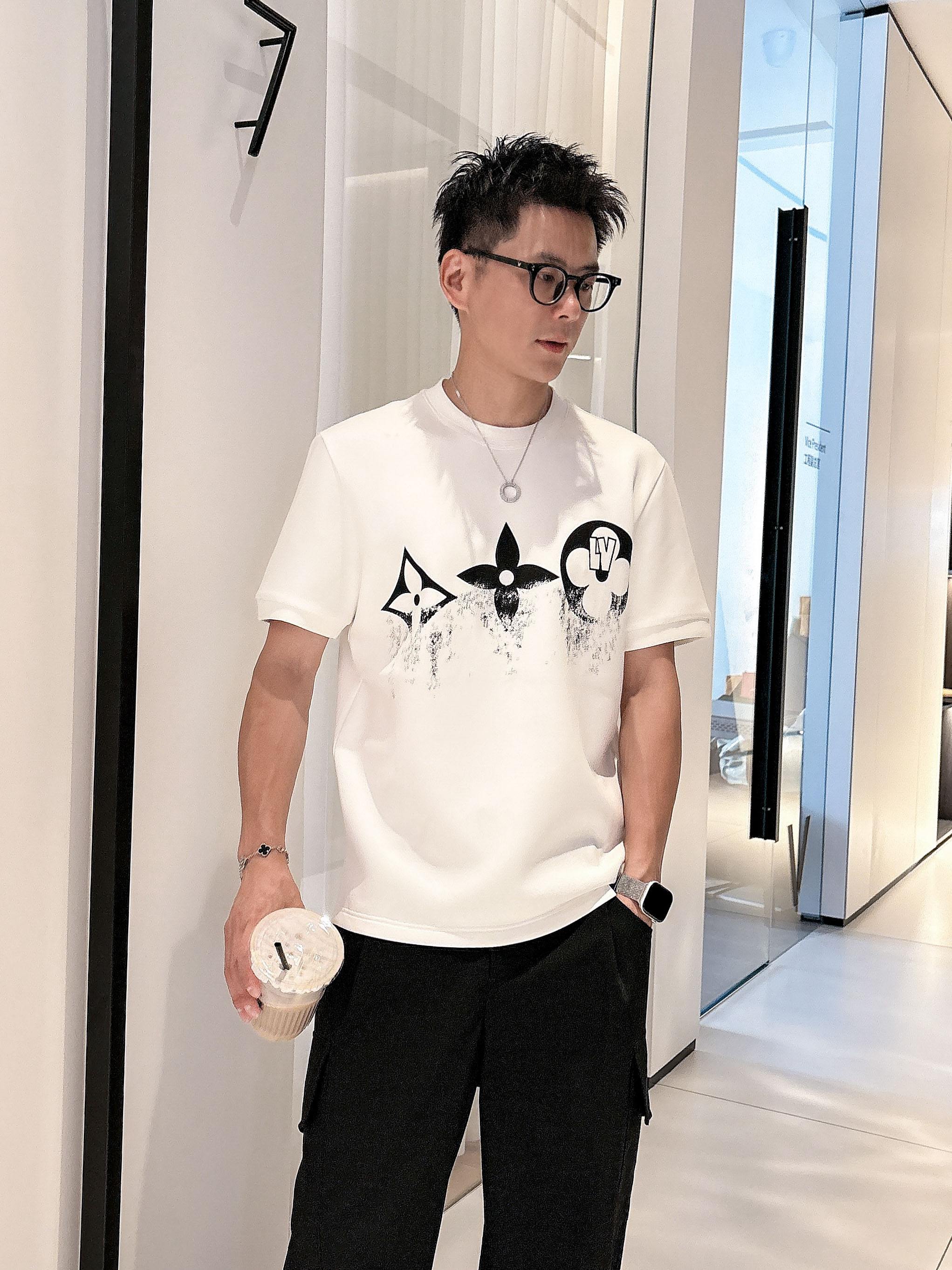 LV2025秋冬 圆领刺绣短袖T恤打底衫 元素性的Logo徽章凸显休闲时尚魅力,依然独领时尚风骚.内搭好