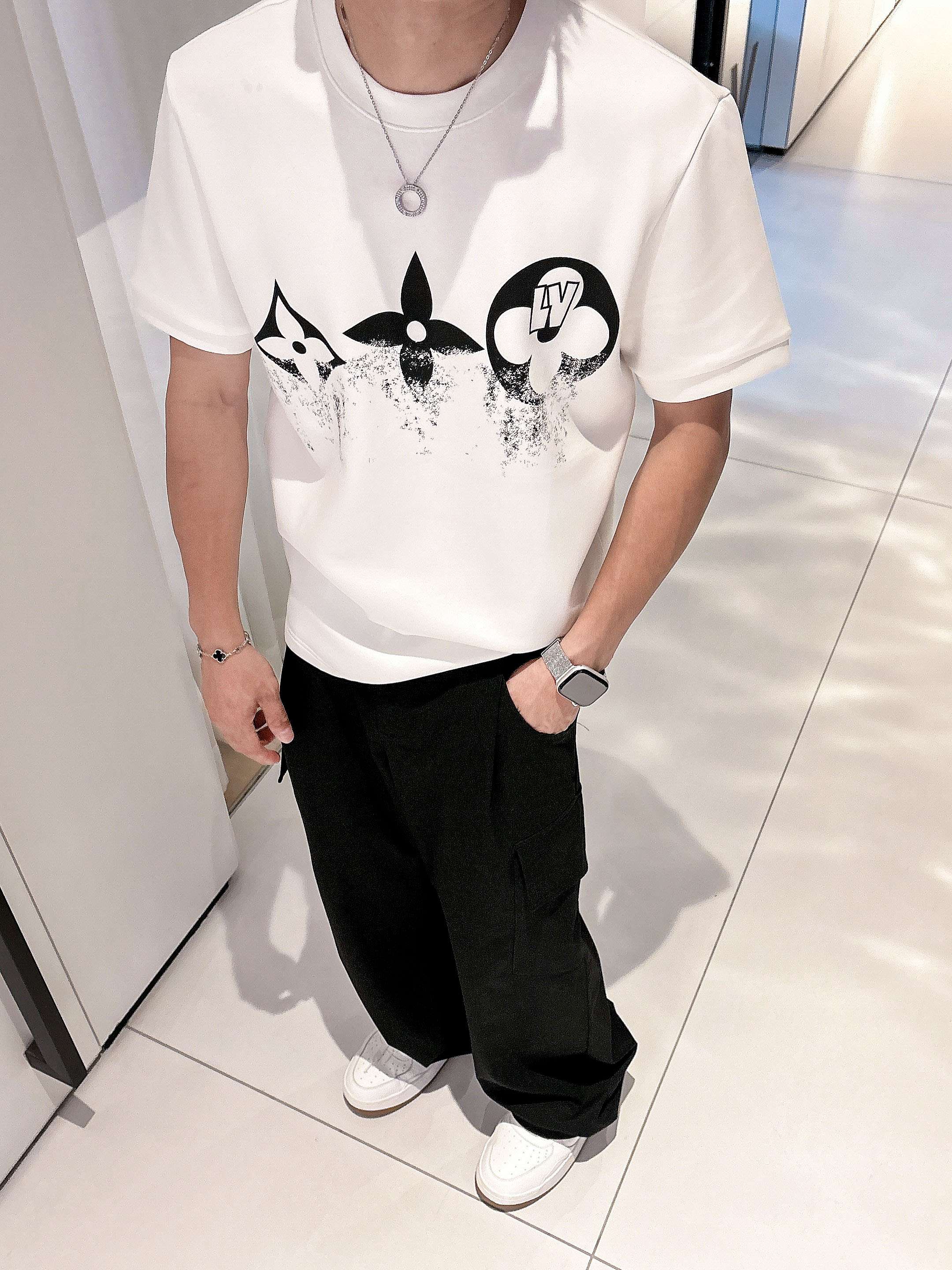 LV2025秋冬 圆领刺绣短袖T恤打底衫 元素性的Logo徽章凸显休闲时尚魅力,依然独领时尚风骚.内搭好
