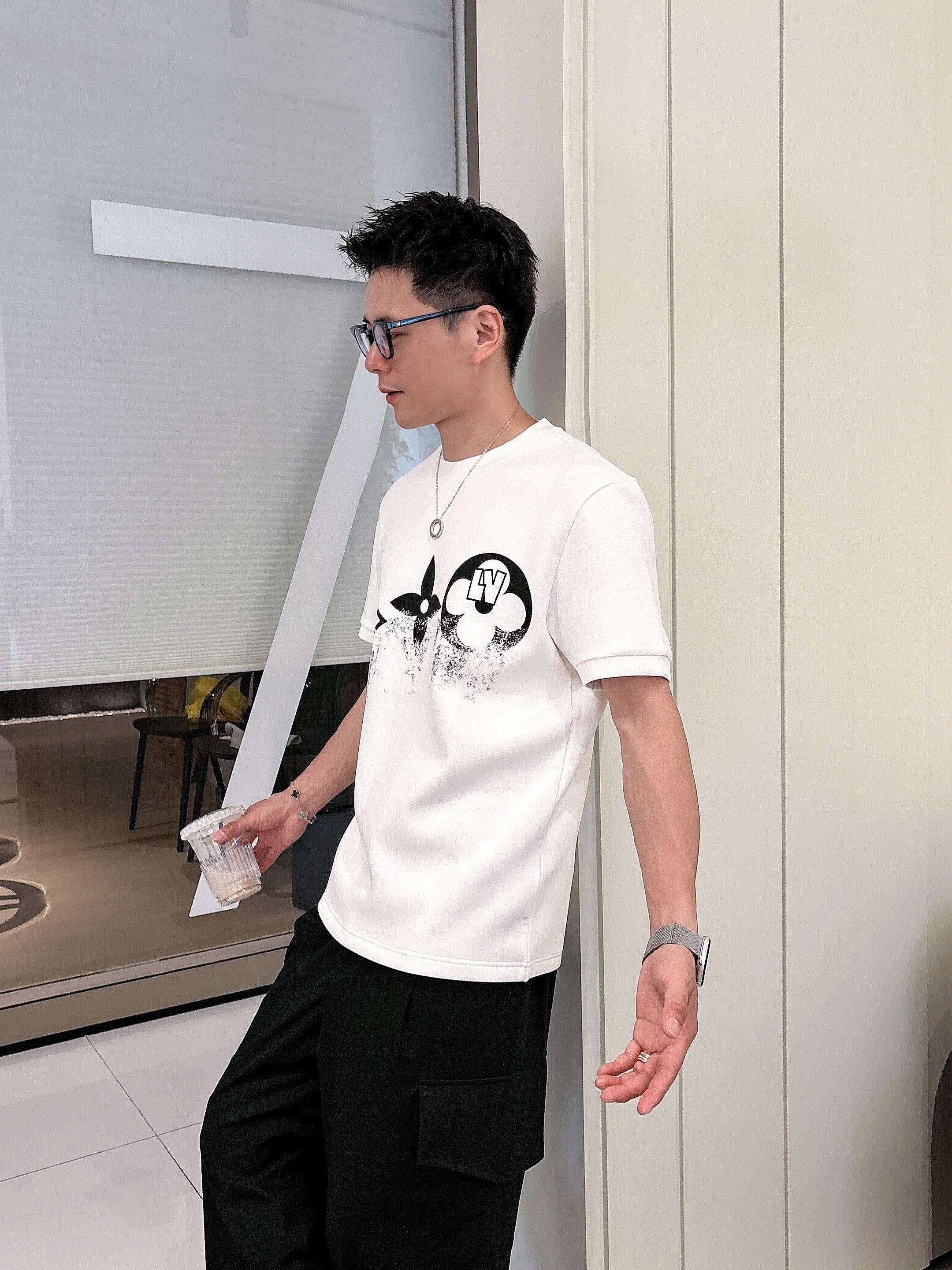 LV2025秋冬 圆领刺绣短袖T恤打底衫 元素性的Logo徽章凸显休闲时尚魅力,依然独领时尚风骚.内搭好