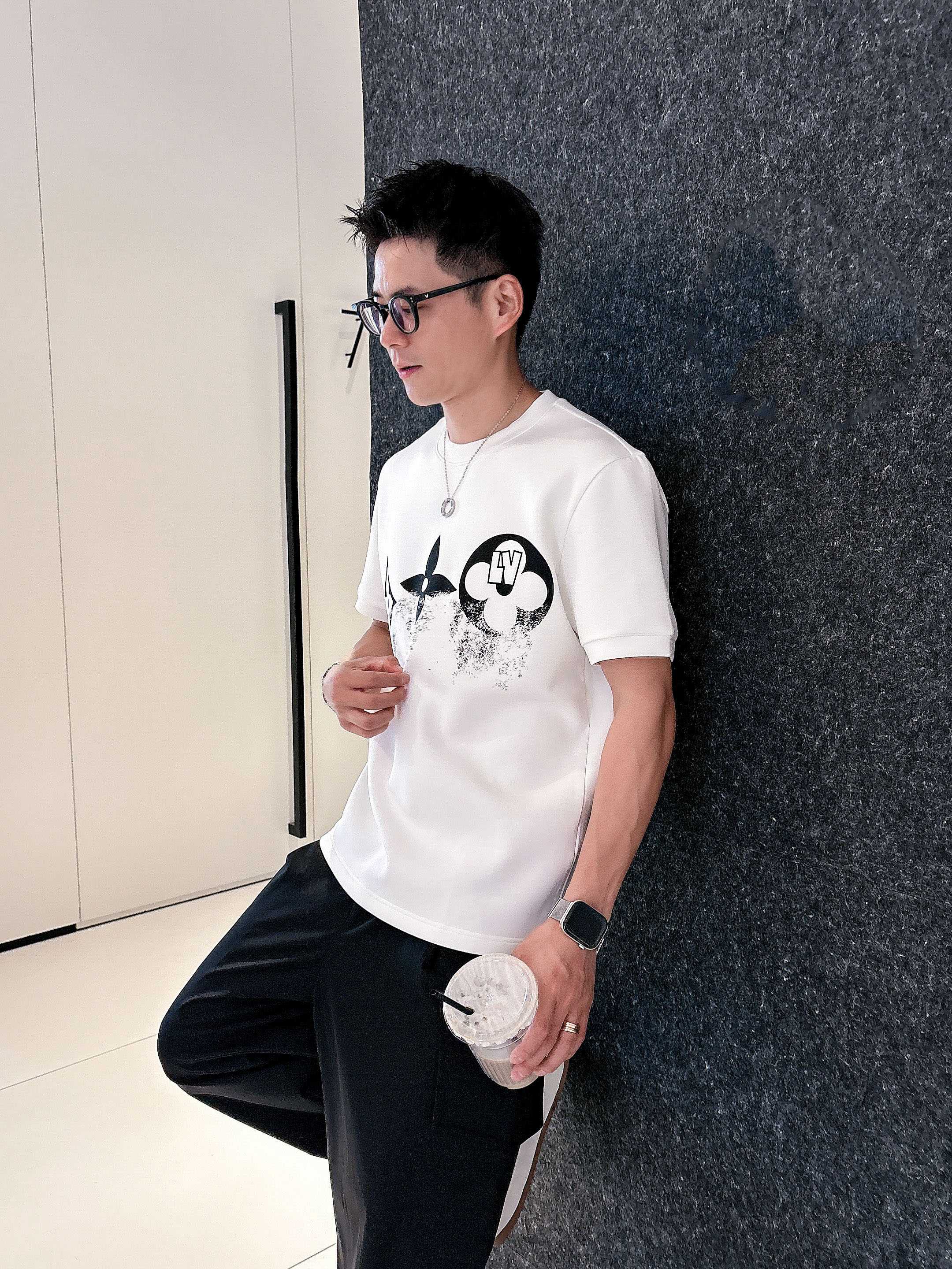 LV2025秋冬 圆领刺绣短袖T恤打底衫 元素性的Logo徽章凸显休闲时尚魅力,依然独领时尚风骚.内搭好