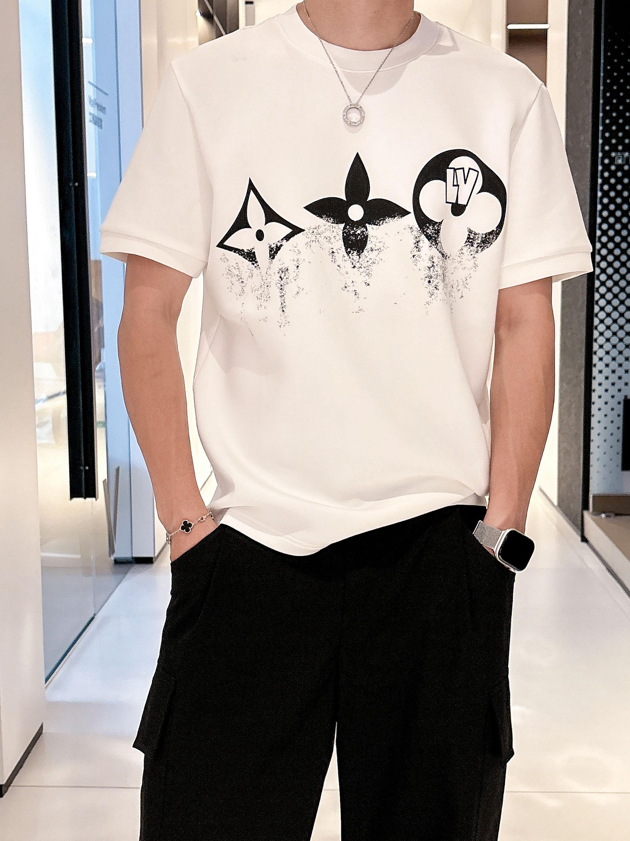 LV2025秋冬 圆领刺绣短袖T恤打底衫 元素性的Logo徽章凸显休闲时尚魅力,依然独领时尚风骚.内搭好