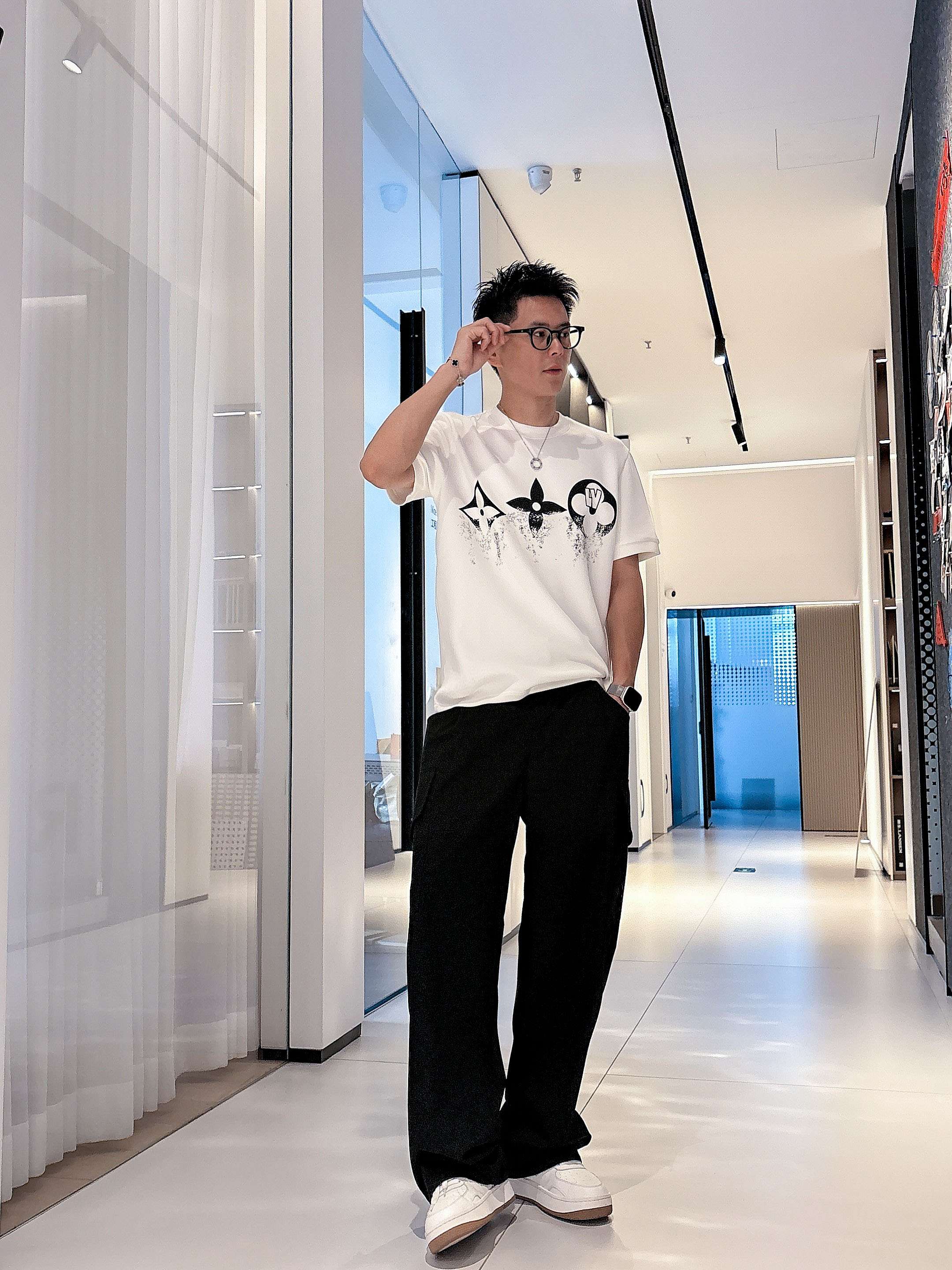 LV2025秋冬 圆领刺绣短袖T恤打底衫 元素性的Logo徽章凸显休闲时尚魅力,依然独领时尚风骚.内搭好