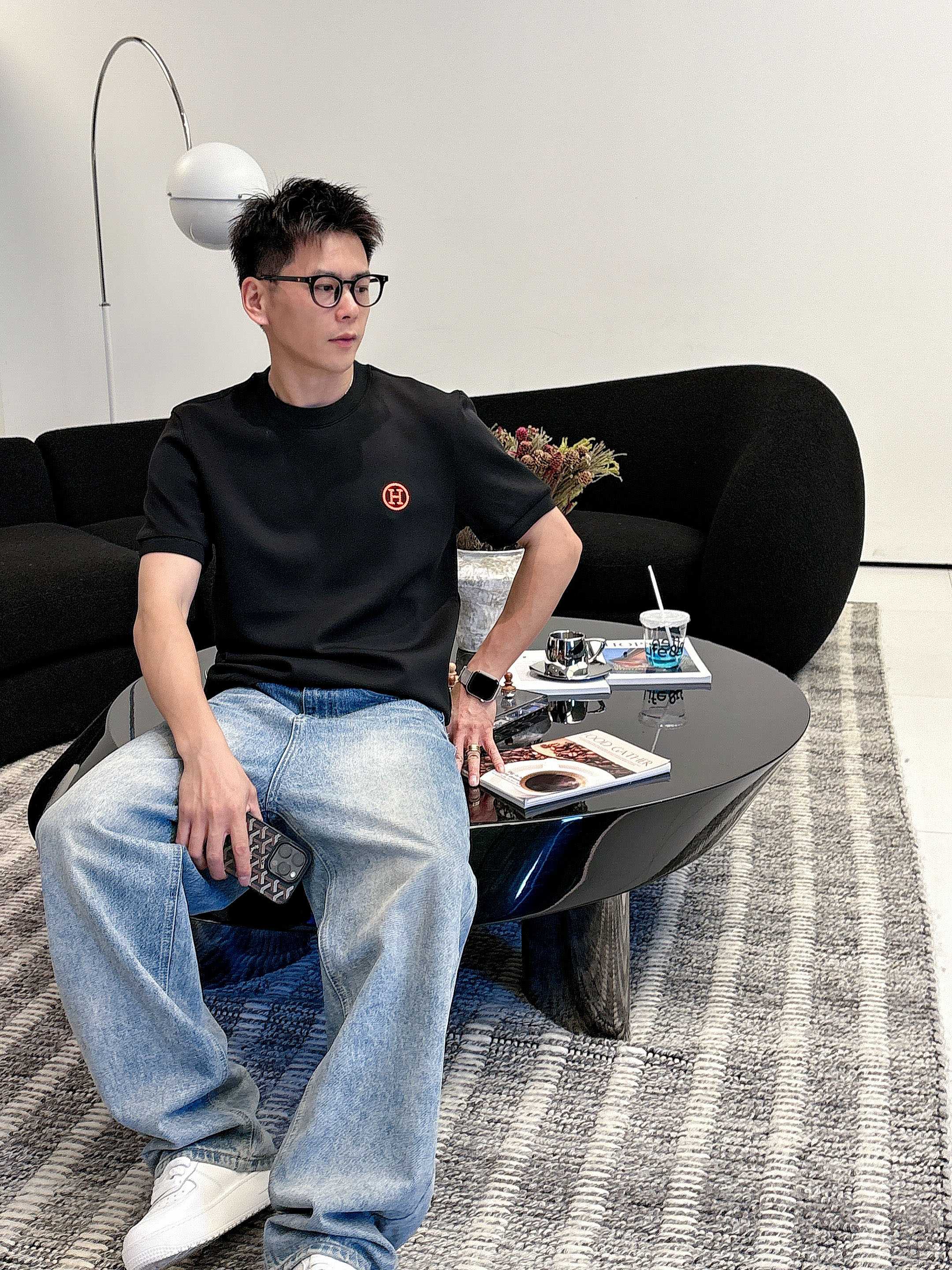 P170   爱马仕  2025秋冬 圆领刺绣短袖T恤打底衫 元素性的Logo徽章凸显休闲时尚魅力,依然独领时尚风骚.内搭好伴侣…
客供高支弹力针织100%液氨空气层面料,平整匀称的针织轻薄清爽,柔软舒适,透气性极佳.简洁而富有独特魅力.直裁版型更为适合搭配各种潮流时尚造型.
采用器械刺绣,细腻饱满的质感突显,为时尚运动休闲带来全新体验.
颜色：黑色 白色 
尺码： M-3XL
AAA1