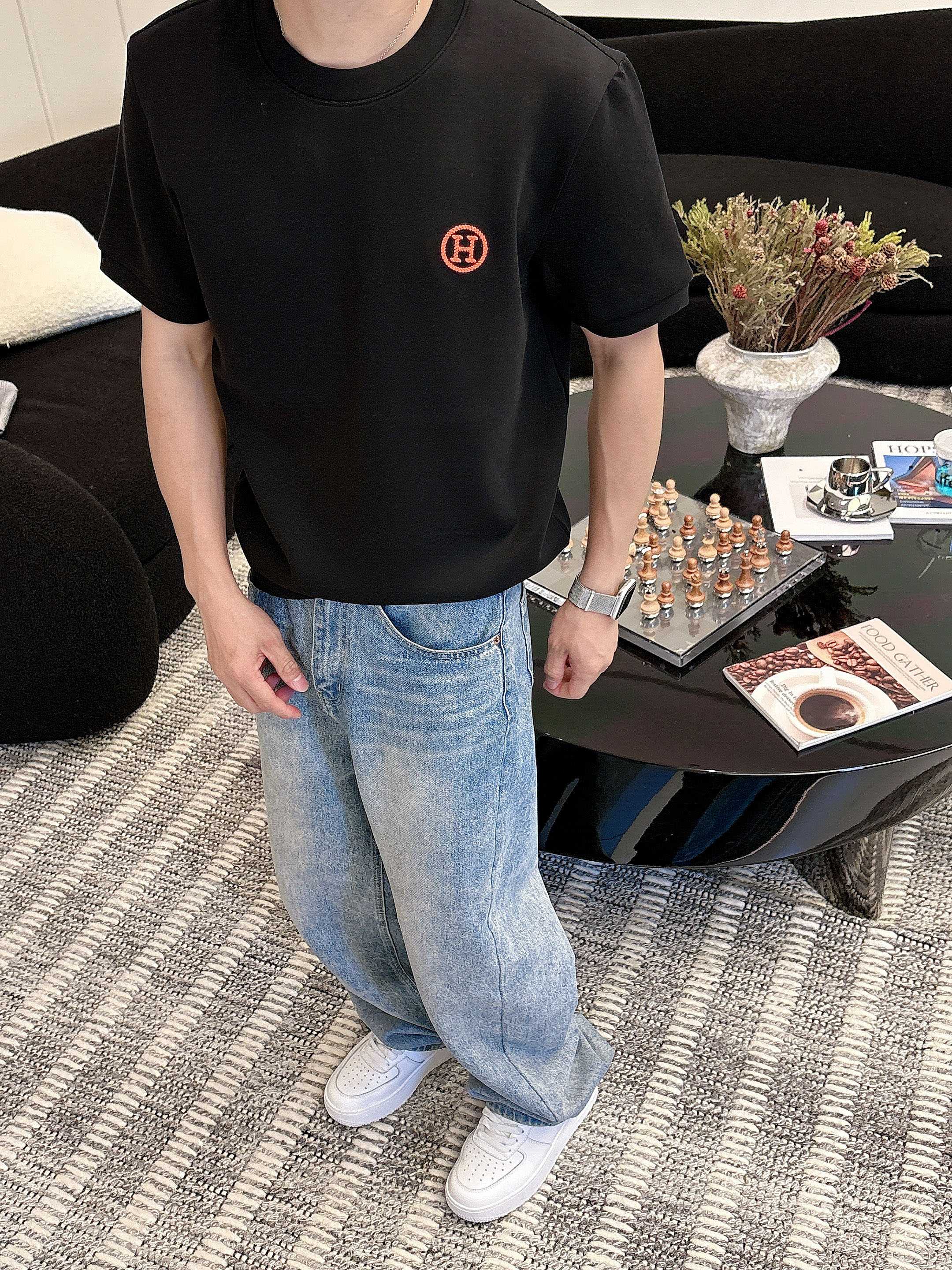 P170   爱马仕  2025秋冬 圆领刺绣短袖T恤打底衫 元素性的Logo徽章凸显休闲时尚魅力,依然独领时尚风骚.内搭好伴侣…
客供高支弹力针织100%液氨空气层面料,平整匀称的针织轻薄清爽,柔软舒适,透气性极佳.简洁而富有独特魅力.直裁版型更为适合搭配各种潮流时尚造型.
采用器械刺绣,细腻饱满的质感突显,为时尚运动休闲带来全新体验.
颜色：黑色 白色 
尺码： M-3XL
AAA1