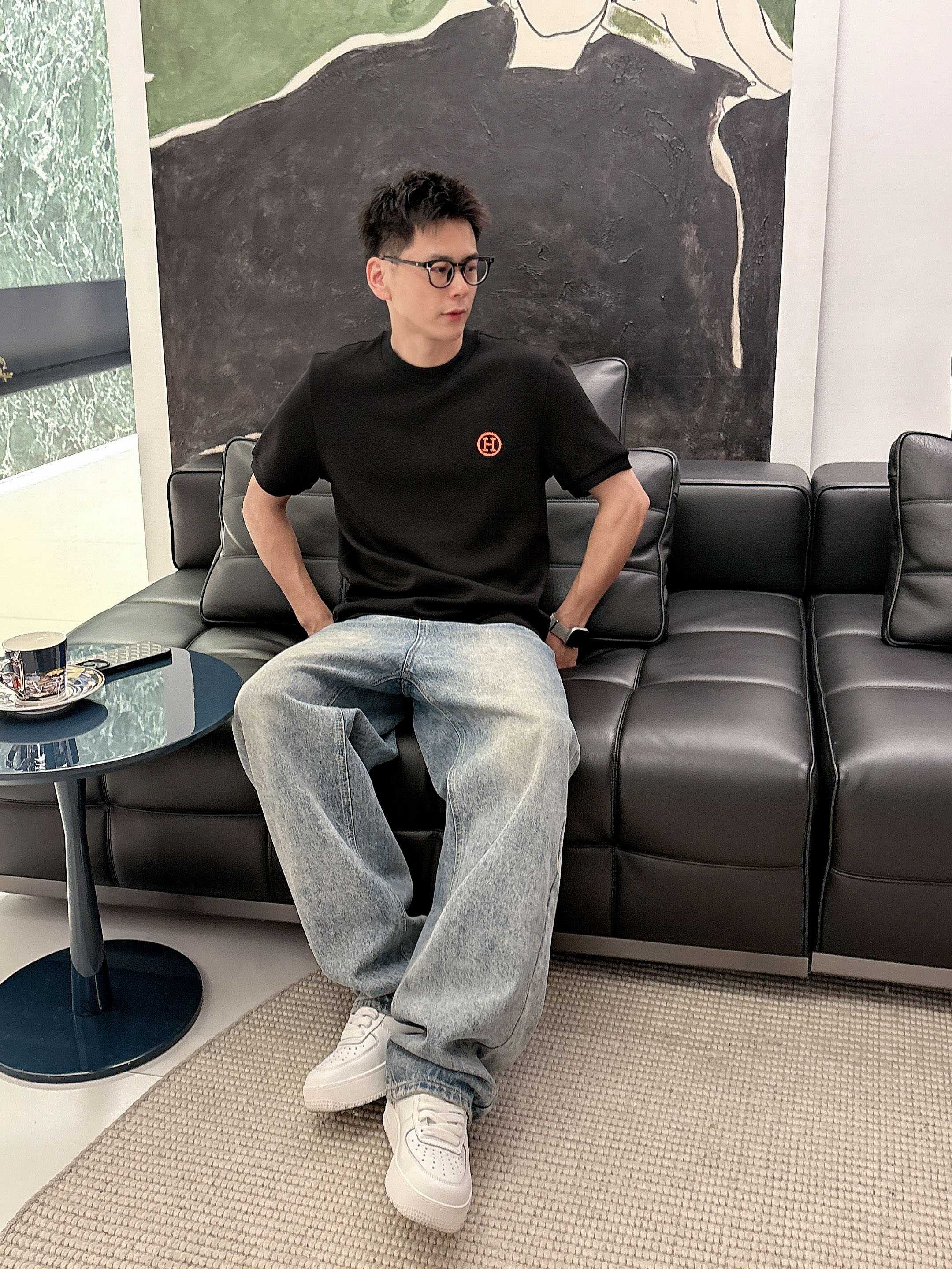 P170   爱马仕  2025秋冬 圆领刺绣短袖T恤打底衫 元素性的Logo徽章凸显休闲时尚魅力,依然独领时尚风骚.内搭好伴侣…
客供高支弹力针织100%液氨空气层面料,平整匀称的针织轻薄清爽,柔软舒适,透气性极佳.简洁而富有独特魅力.直裁版型更为适合搭配各种潮流时尚造型.
采用器械刺绣,细腻饱满的质感突显,为时尚运动休闲带来全新体验.
颜色：黑色 白色 
尺码： M-3XL
AAA1