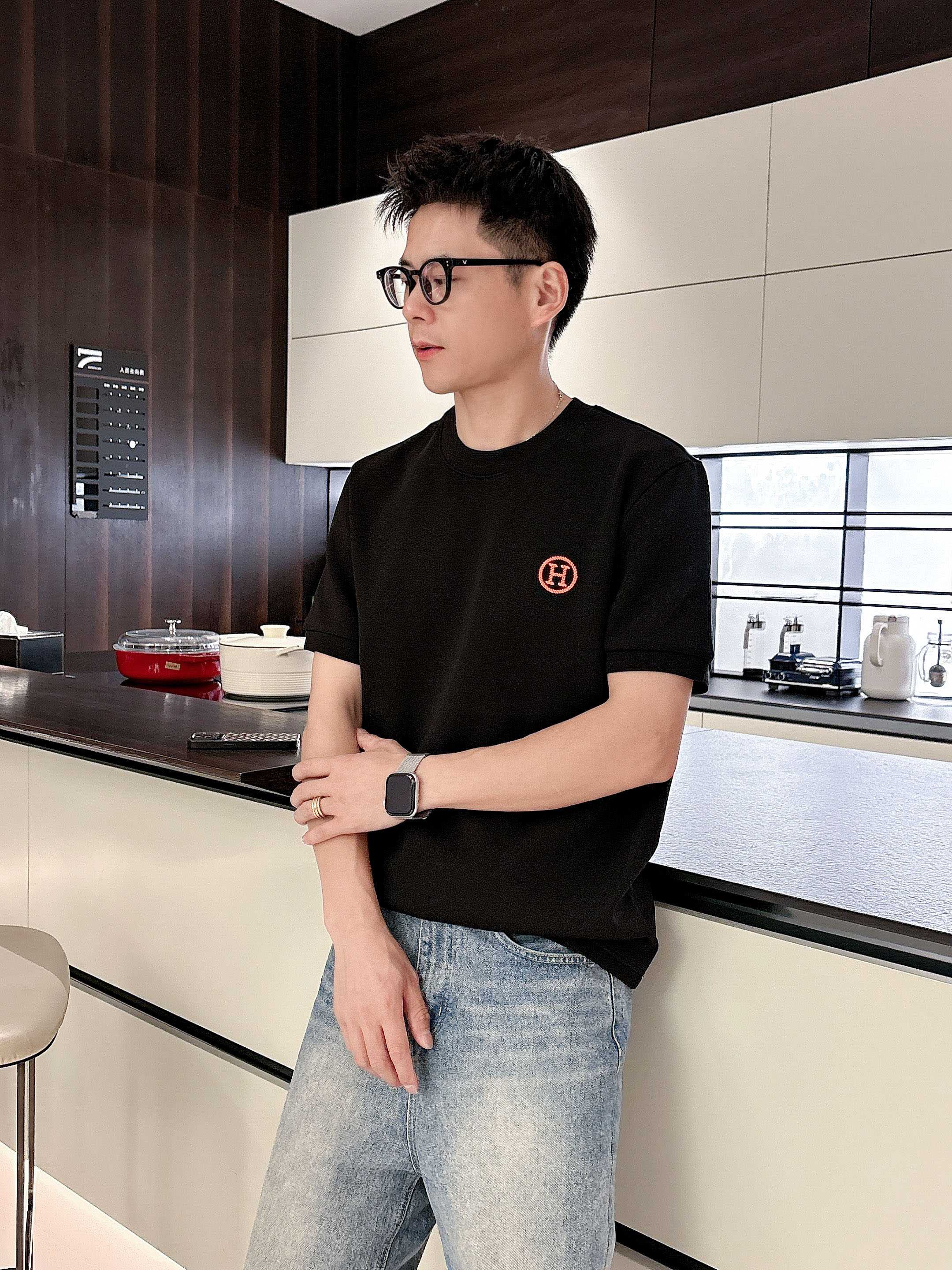 P170   爱马仕  2025秋冬 圆领刺绣短袖T恤打底衫 元素性的Logo徽章凸显休闲时尚魅力,依然独领时尚风骚.内搭好伴侣…
客供高支弹力针织100%液氨空气层面料,平整匀称的针织轻薄清爽,柔软舒适,透气性极佳.简洁而富有独特魅力.直裁版型更为适合搭配各种潮流时尚造型.
采用器械刺绣,细腻饱满的质感突显,为时尚运动休闲带来全新体验.
颜色：黑色 白色 
尺码： M-3XL
AAA1