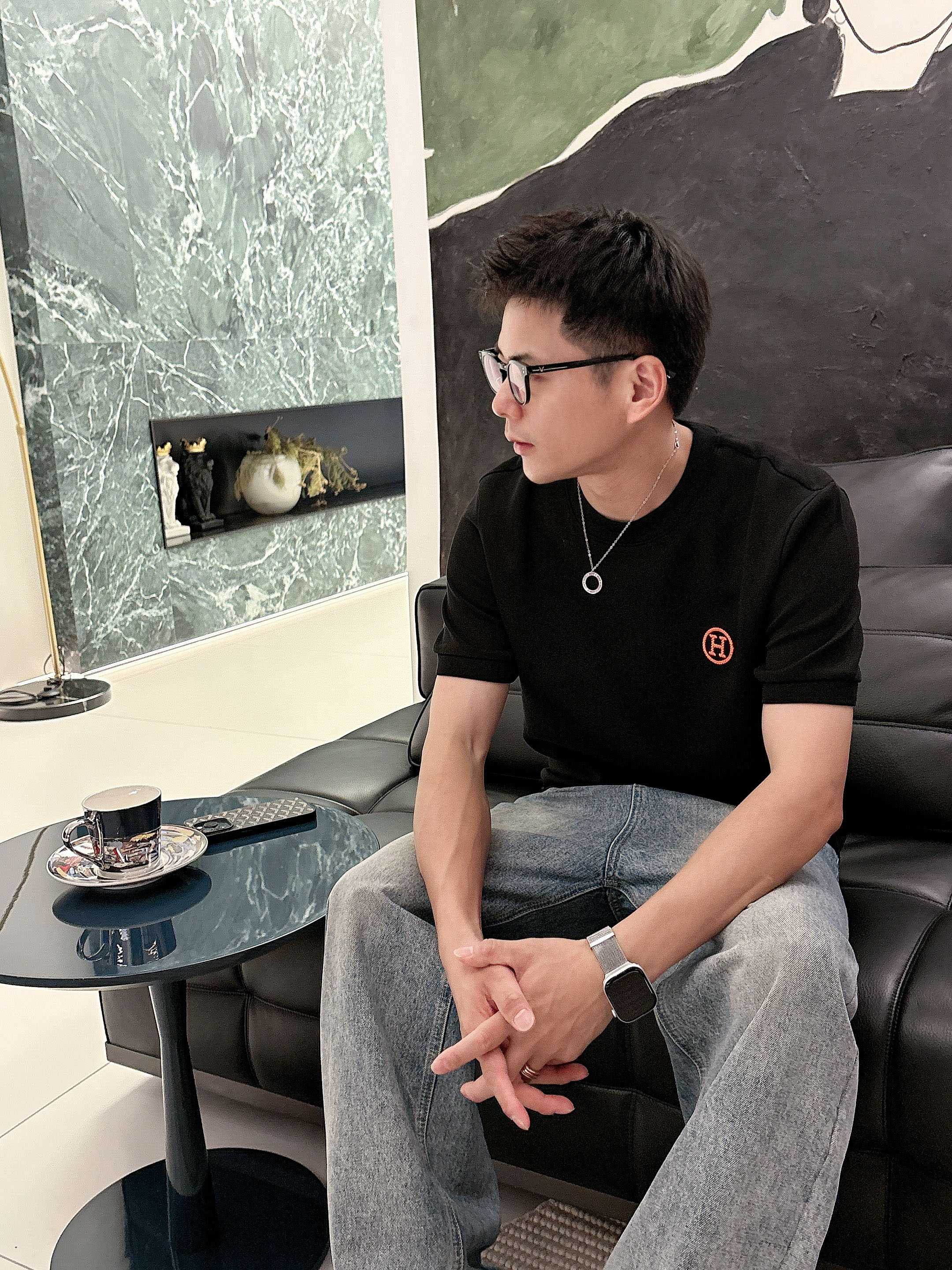 P170   爱马仕  2025秋冬 圆领刺绣短袖T恤打底衫 元素性的Logo徽章凸显休闲时尚魅力,依然独领时尚风骚.内搭好伴侣…
客供高支弹力针织100%液氨空气层面料,平整匀称的针织轻薄清爽,柔软舒适,透气性极佳.简洁而富有独特魅力.直裁版型更为适合搭配各种潮流时尚造型.
采用器械刺绣,细腻饱满的质感突显,为时尚运动休闲带来全新体验.
颜色：黑色 白色 
尺码： M-3XL
AAA1