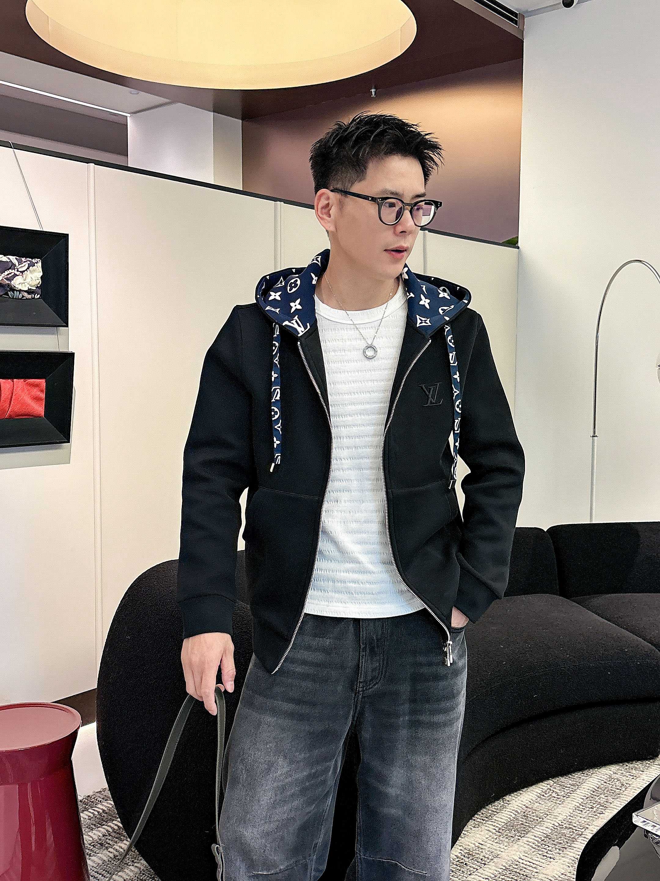 NO:599644,LV's latest popular jacket for autumn and winter. The fabric is selected from high-count and high-density double-ply air layer long-staple cotton. It feels super comfortable. The logo is selected from all imported environmentally friendly materials. Super beautiful M-3XL AAA1, Louis Vuitton, jackets & coats, jackets & coats, alexander wang19860909LV 秋冬最新爆款夹克外套 面料精选高支高密双股空气层长绒棉 手感超级舒服 logo精选全进口环保材质 超级漂亮M-3XL AAA1,,louis vuitton,jackets & coats,jackets & coats,alexander wang,Men's clothing