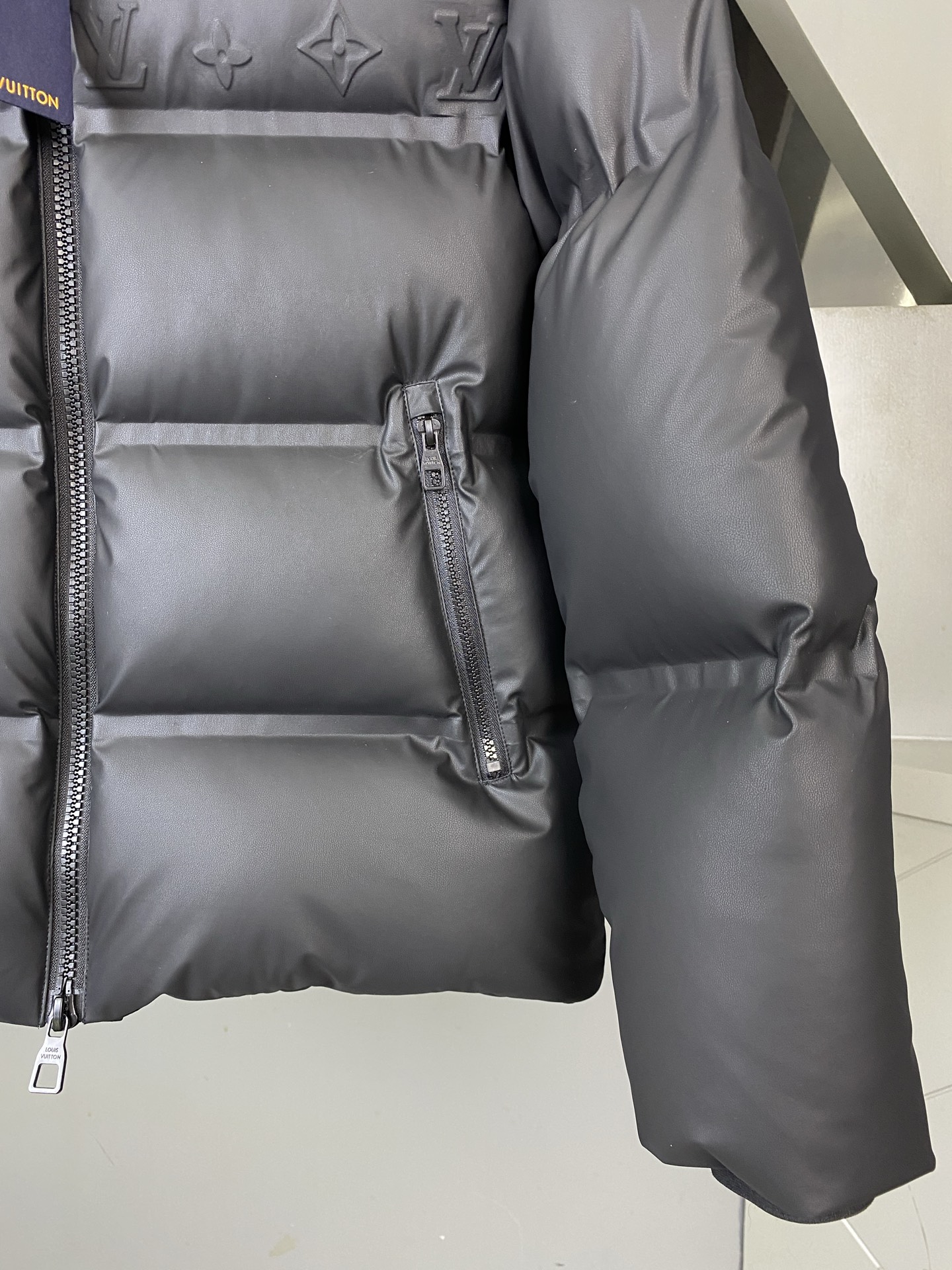 LOUIS VUITTON/路易威登 SS25官网走秀款压花老花皮质拼接立领羽绒服夹克外套 LV羽绒服品
