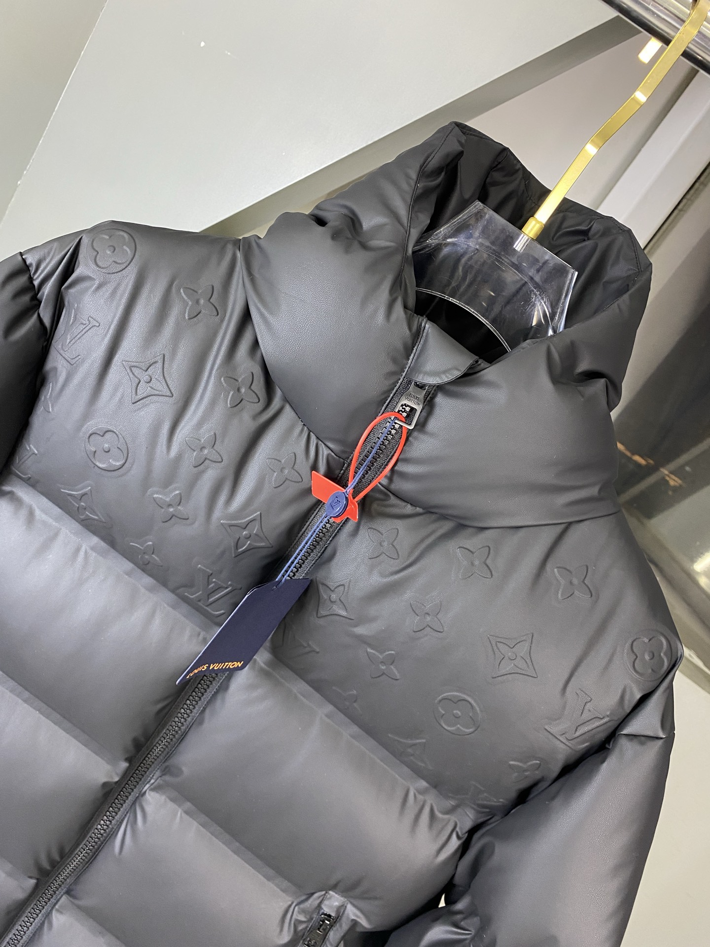 LOUIS VUITTON/路易威登 SS25官网走秀款压花老花皮质拼接立领羽绒服夹克外套 LV羽绒服品