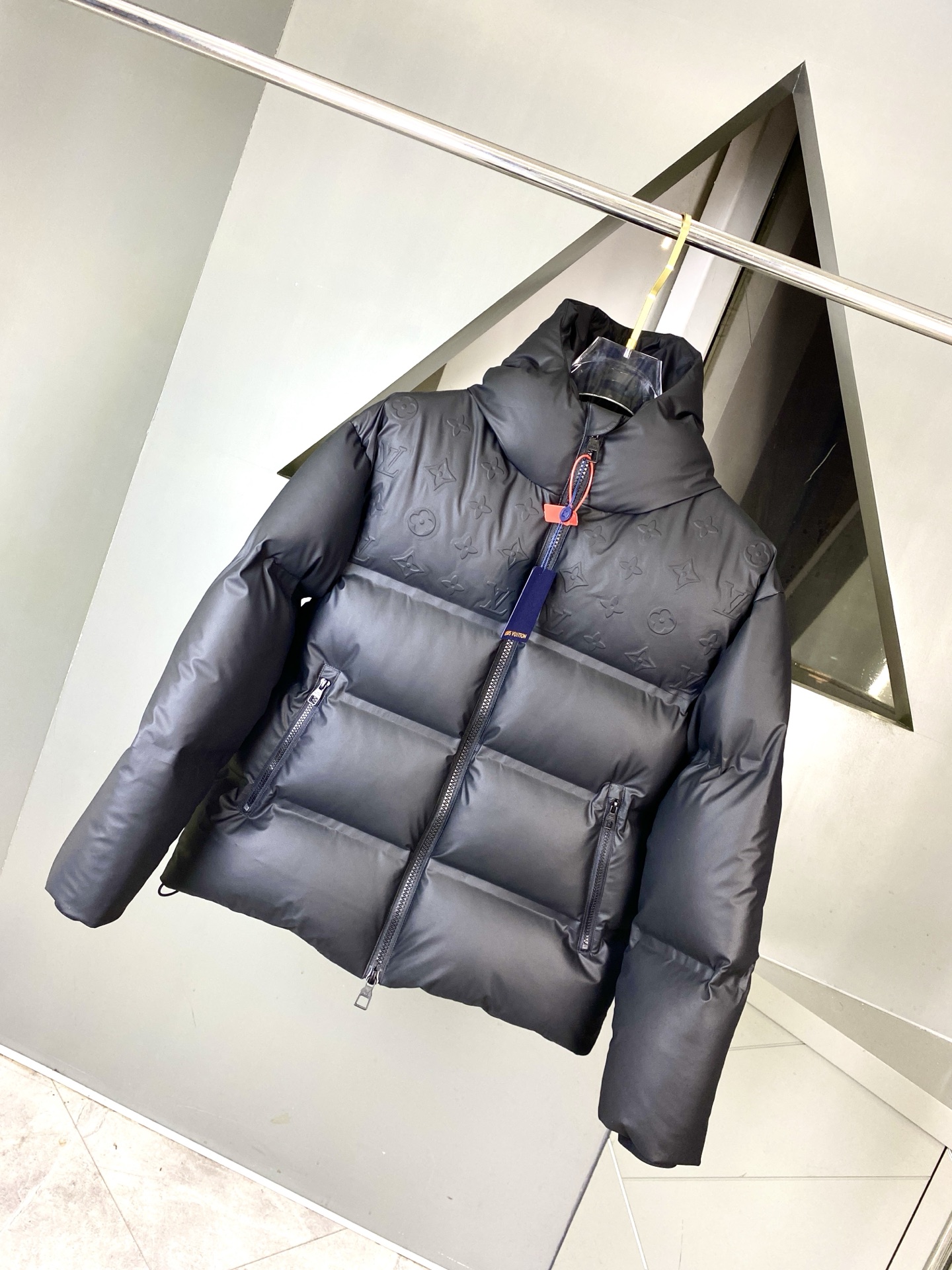 LOUIS VUITTON/路易威登 SS25官网走秀款压花老花皮质拼接立领羽绒服夹克外套 LV羽绒服品