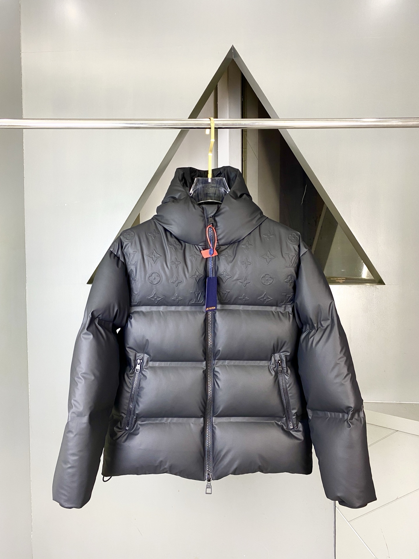 LOUIS VUITTON/路易威登 SS25官网走秀款压花老花皮质拼接立领羽绒服夹克外套 LV羽绒服品