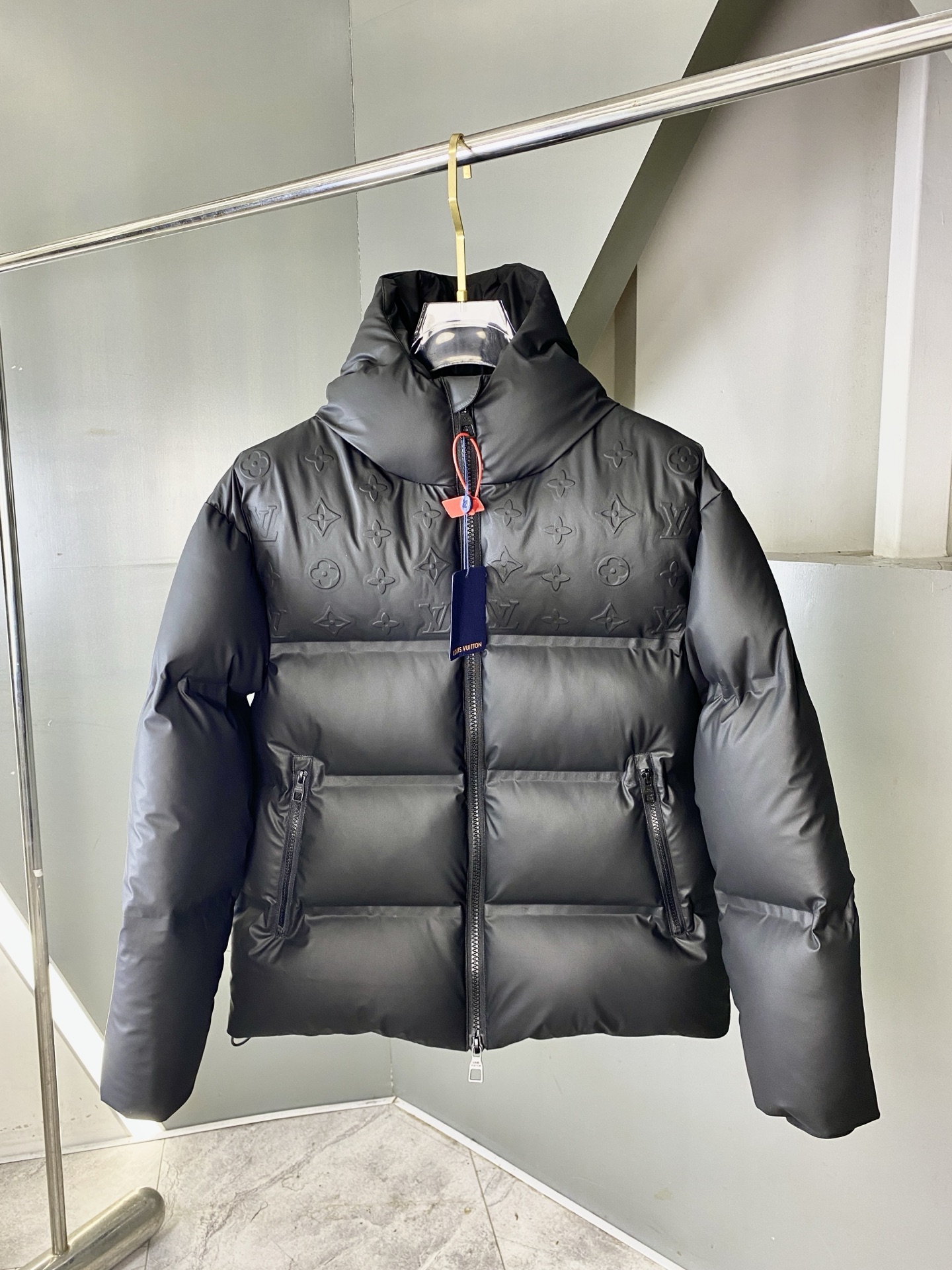 LOUIS VUITTON/路易威登 SS25官网走秀款压花老花皮质拼接立领羽绒服夹克外套 LV羽绒服品