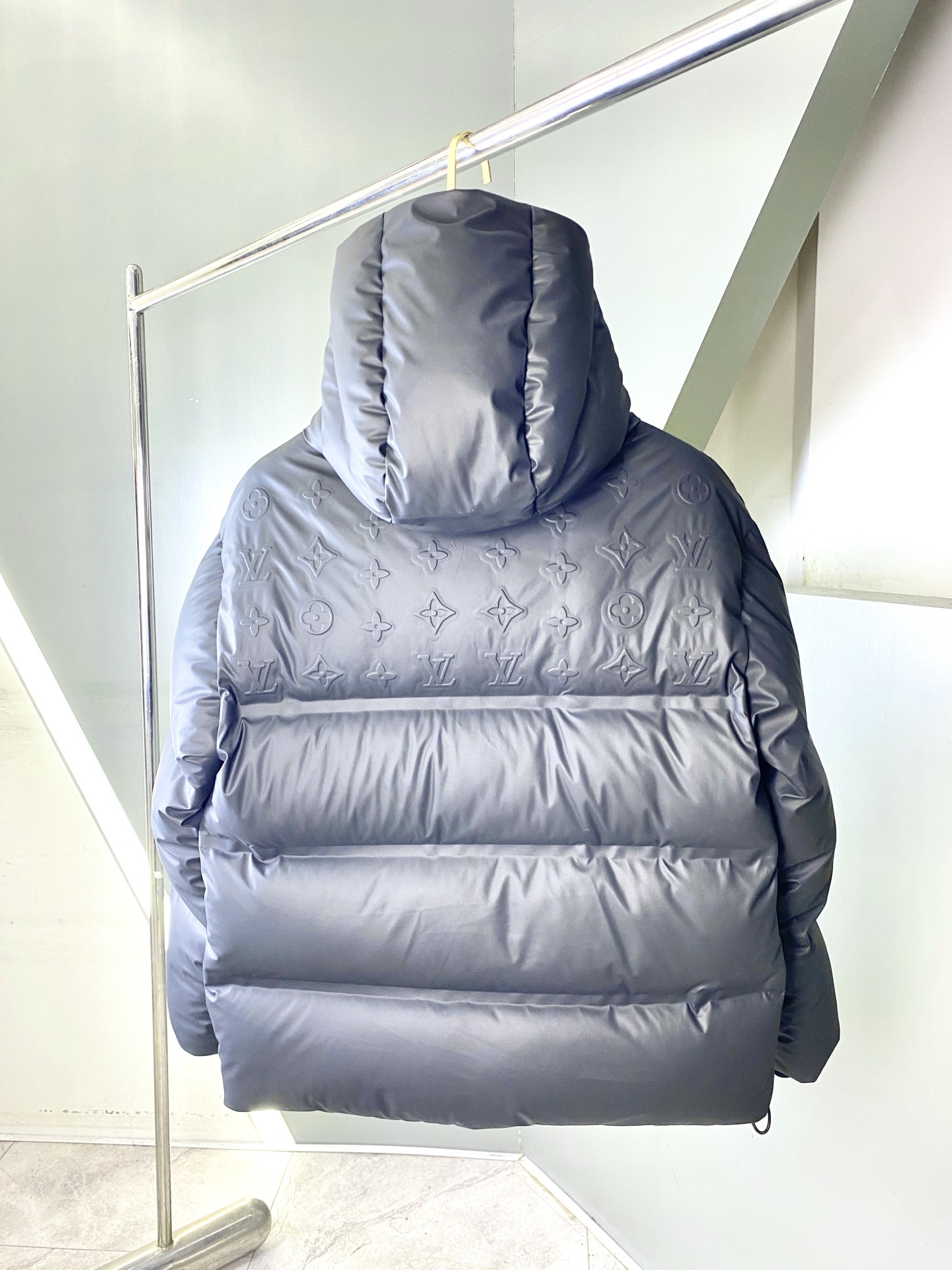 LOUIS VUITTON/路易威登 SS25官网走秀款压花老花皮质拼接立领羽绒服夹克外套 LV羽绒服品