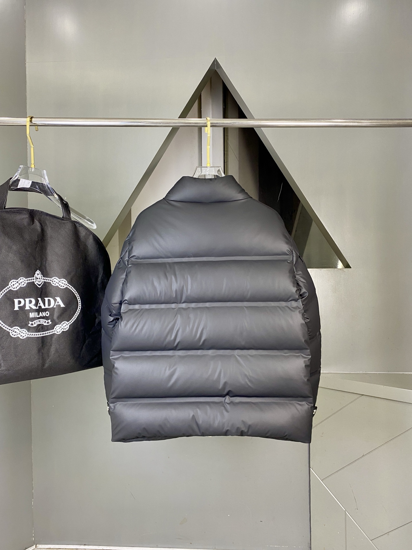 羽绒上新⬆️ PRADA 普拉达黑科技压胶羽绒外套(⚠️压胶高版本) 冬装新品，高端定制！轻熟商务最爱系