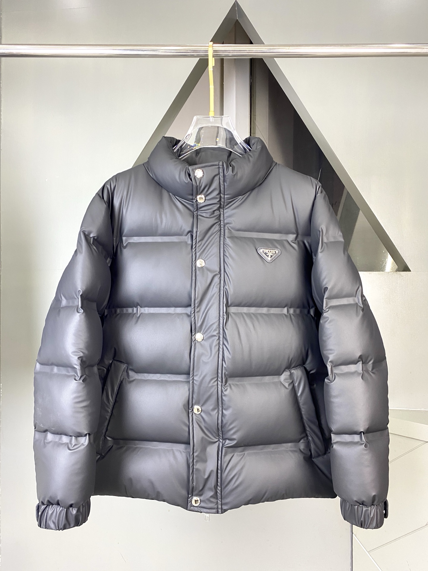 羽绒上新⬆️ PRADA 普拉达黑科技压胶羽绒外套(⚠️压胶高版本) 冬装新品，高端定制！轻熟商务最爱系