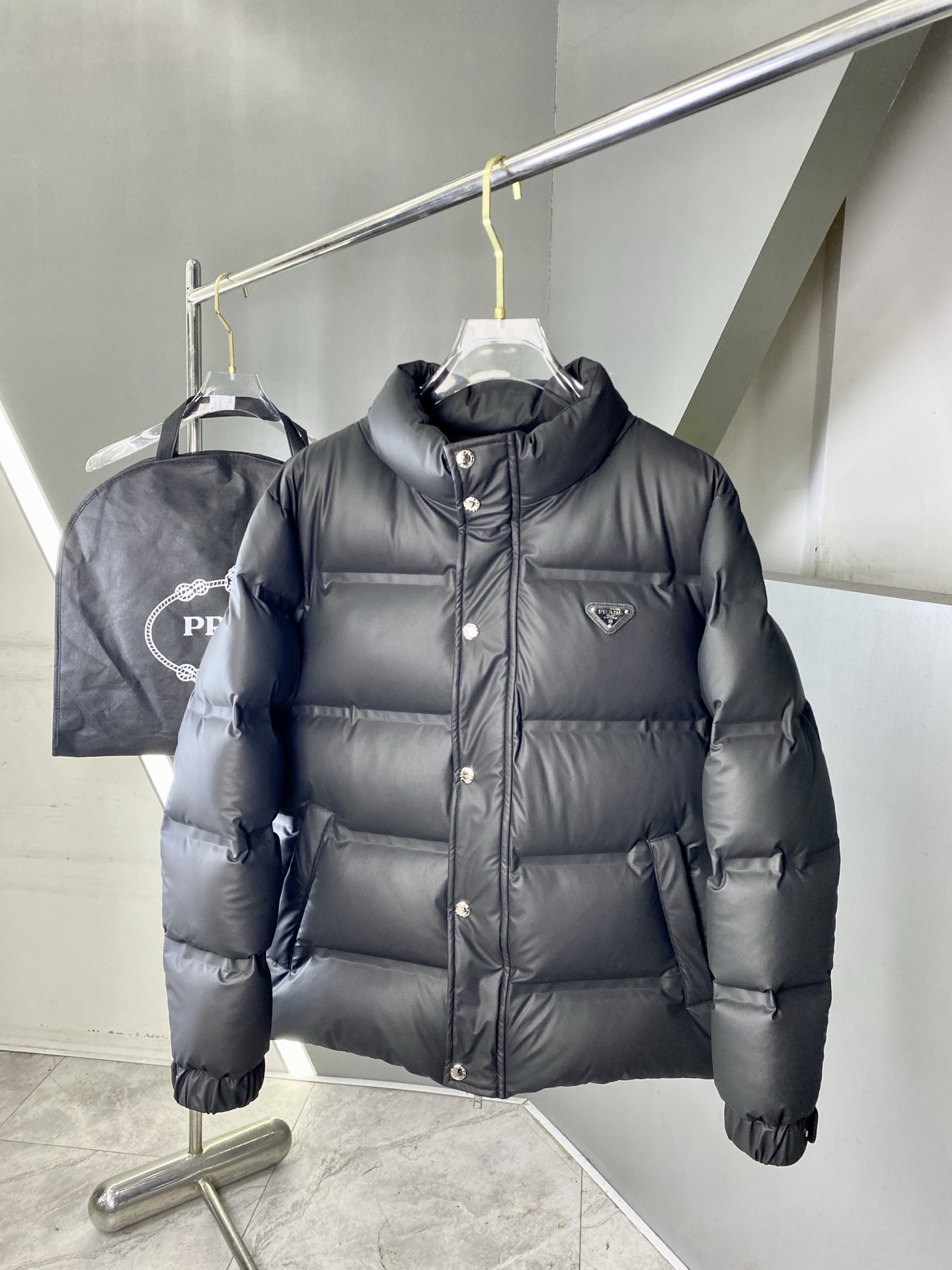 羽绒上新⬆️ PRADA 普拉达黑科技压胶羽绒外套(⚠️压胶高版本) 冬装新品，高端定制！轻熟商务最爱系