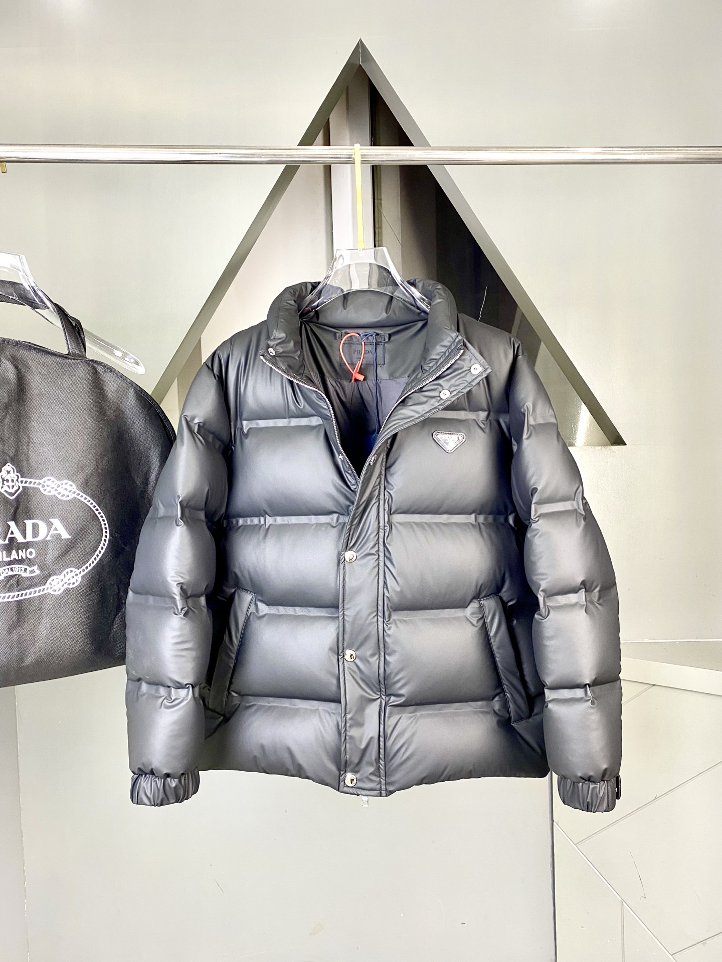 羽绒上新⬆️ PRADA 普拉达黑科技压胶羽绒外套(⚠️压胶高版本) 冬装新品，高端定制！轻熟商务最爱系