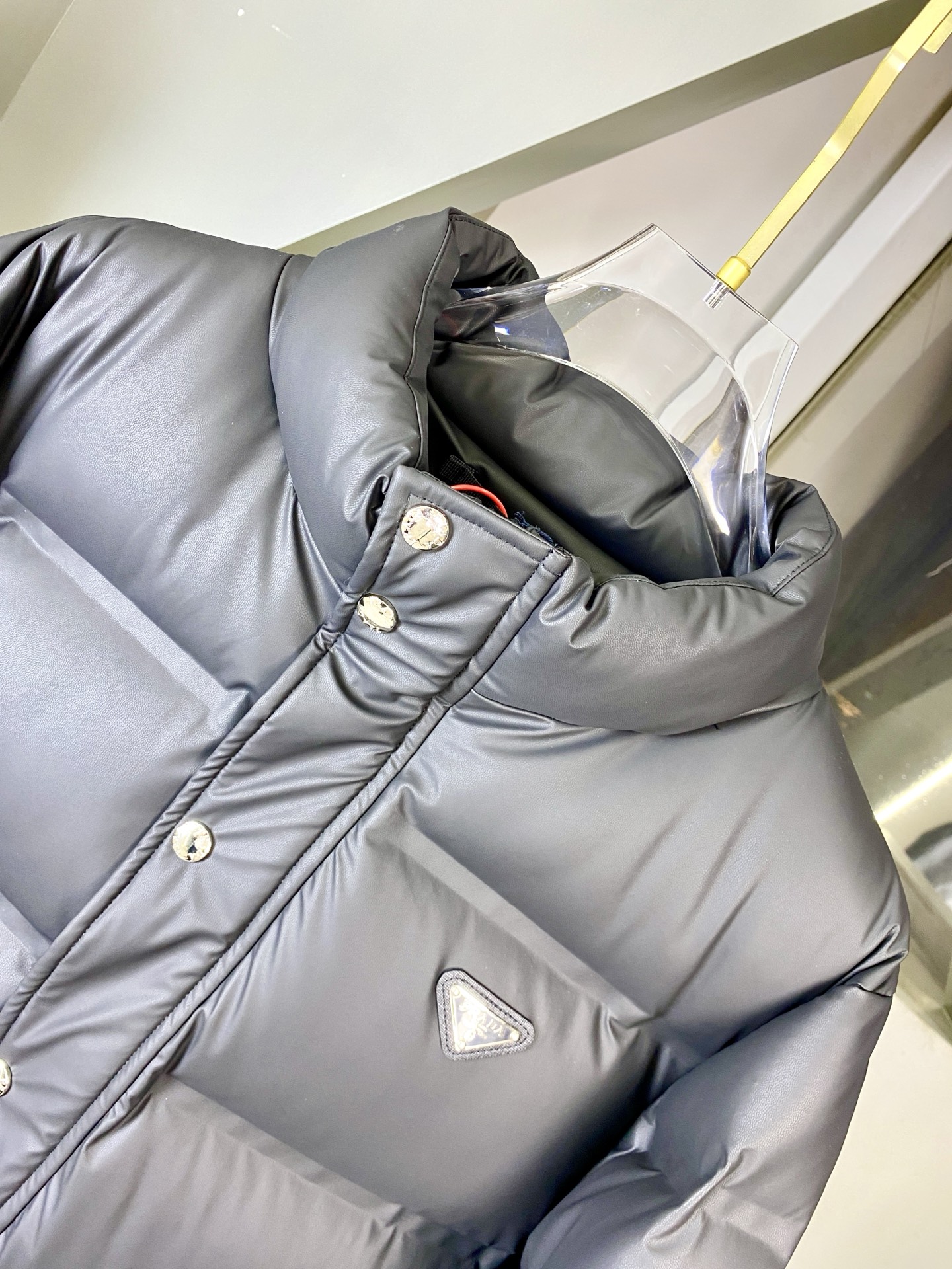 羽绒上新⬆️ PRADA 普拉达黑科技压胶羽绒外套(⚠️压胶高版本) 冬装新品，高端定制！轻熟商务最爱系