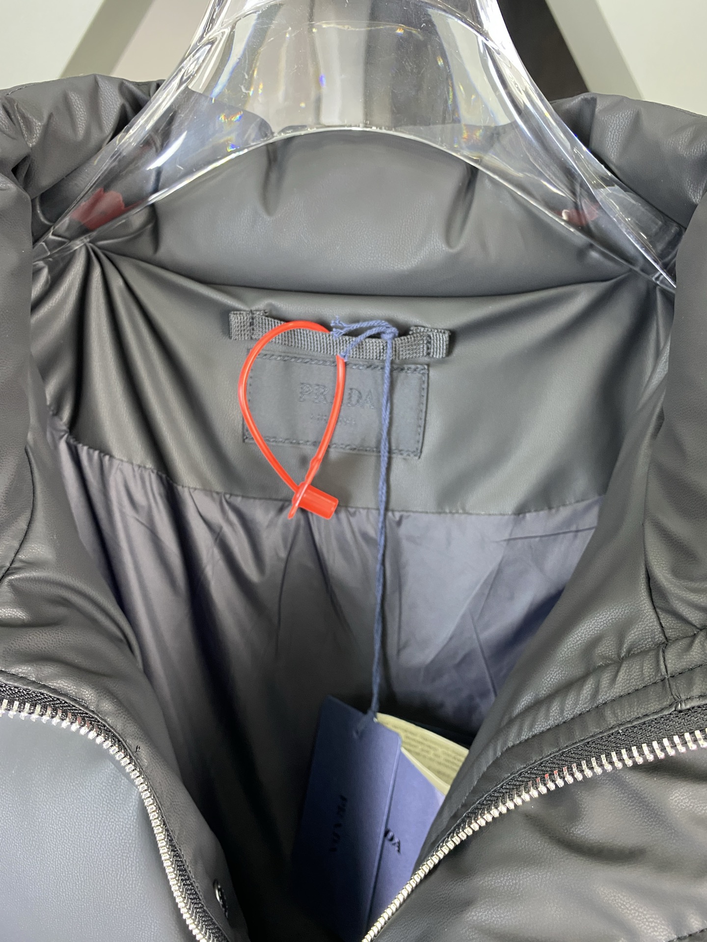 羽绒上新⬆️ PRADA 普拉达黑科技压胶羽绒外套(⚠️压胶高版本) 冬装新品，高端定制！轻熟商务最爱系